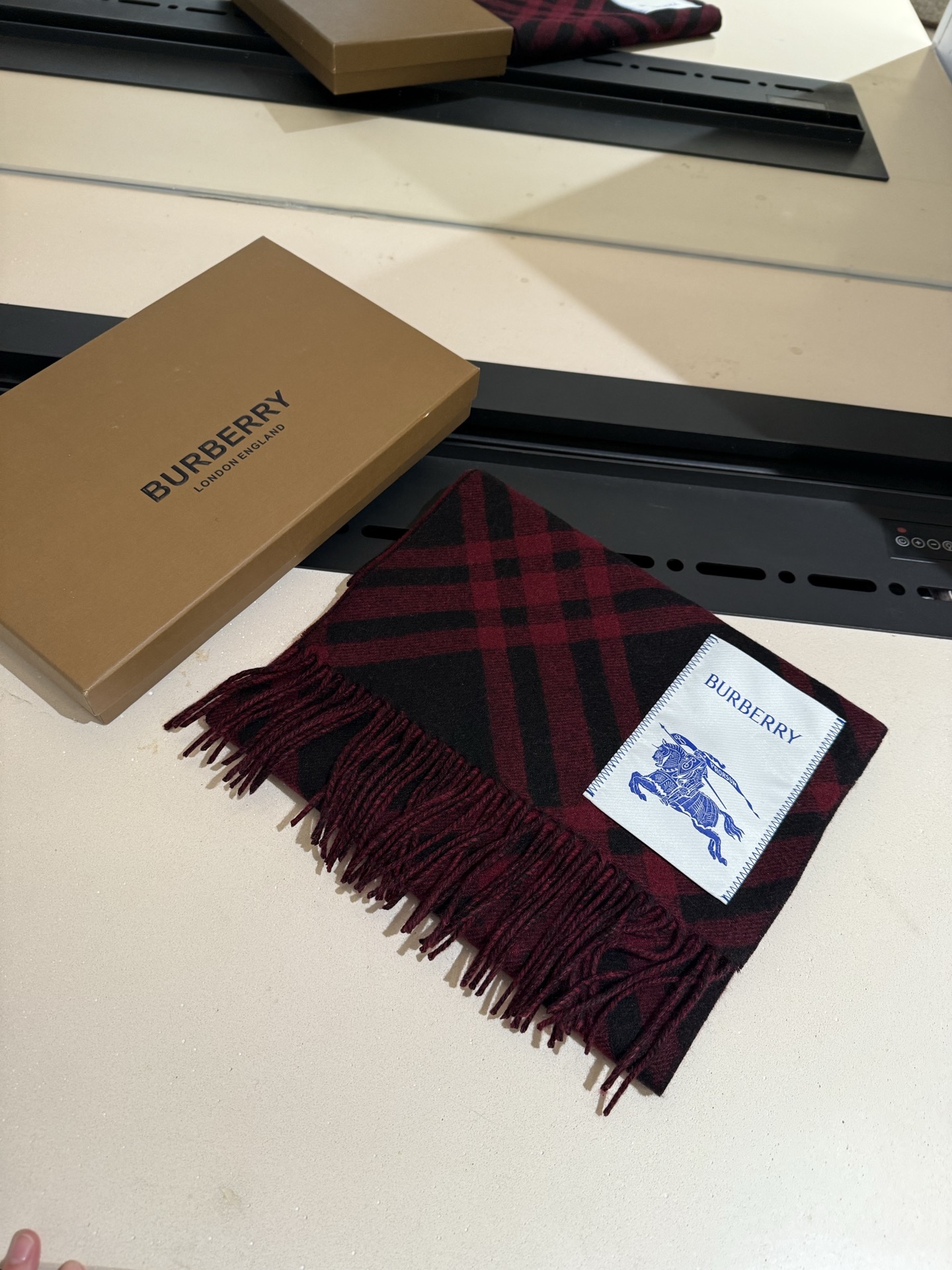 Burberry 100% 双面山羊绒材质 非常保暖 柔软亲肤