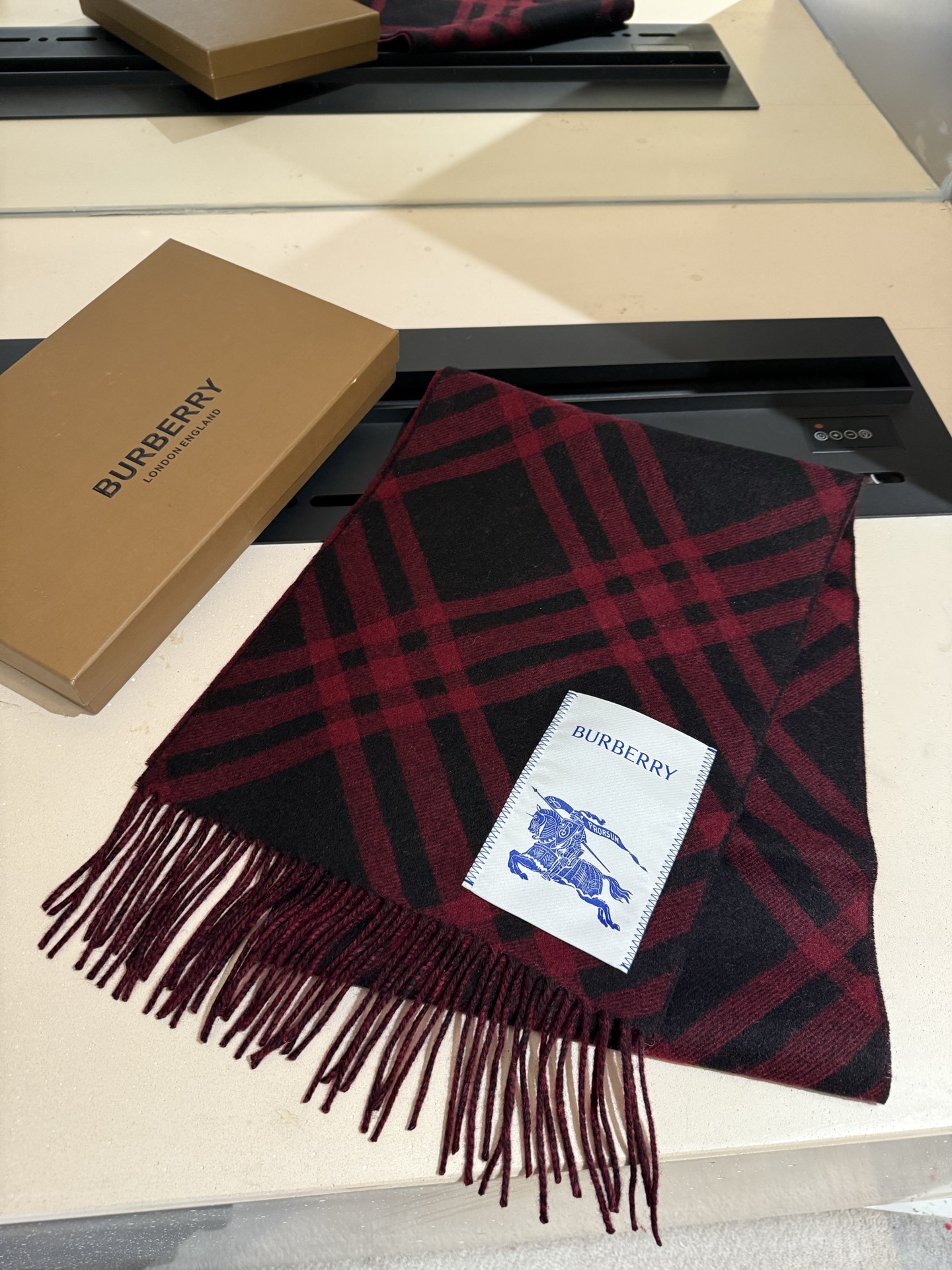 Burberry 100% 双面山羊绒材质 非常保暖 柔软亲肤