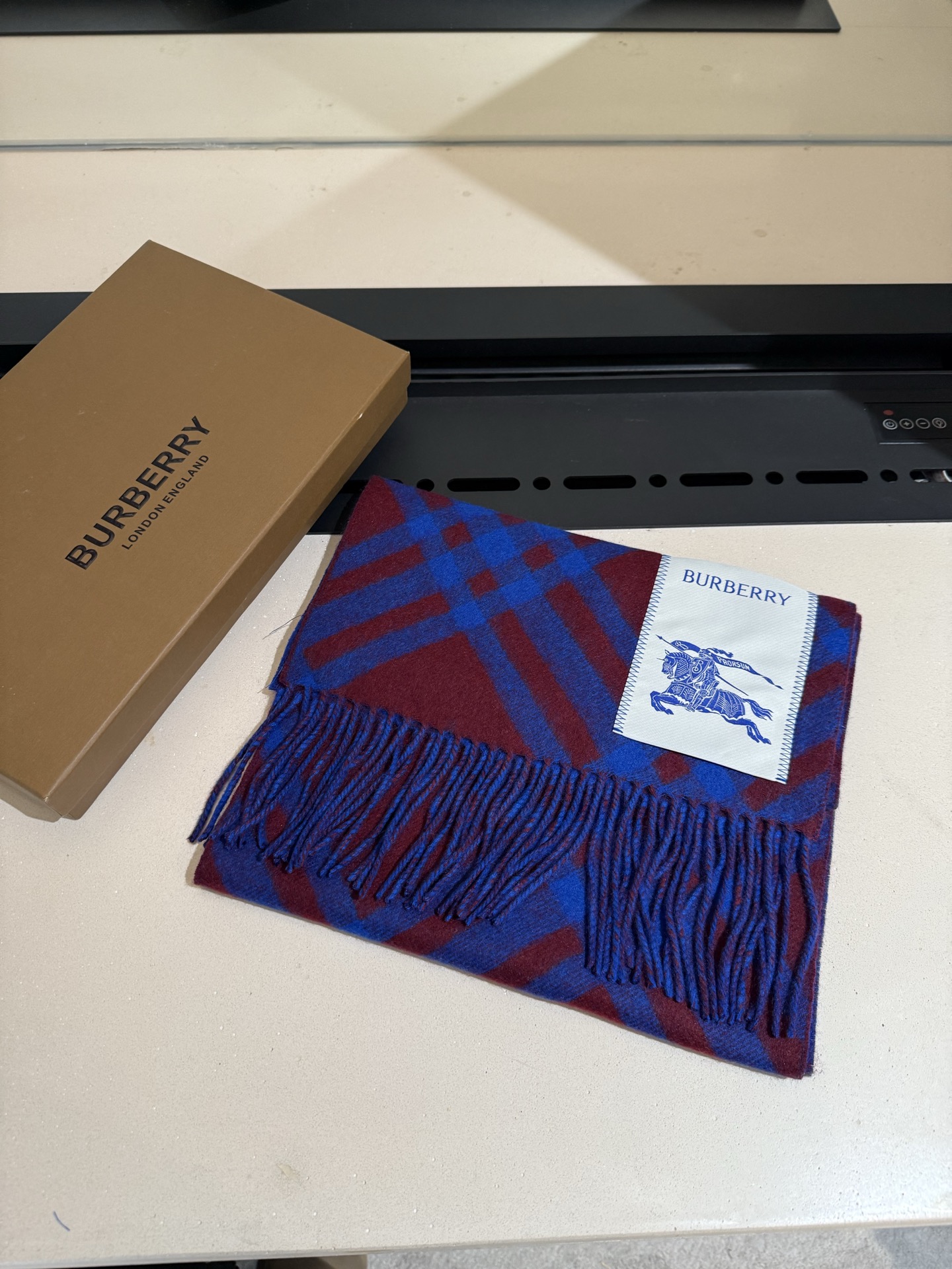 Burberry 100% 双面山羊绒材质 非常保暖 柔软亲肤