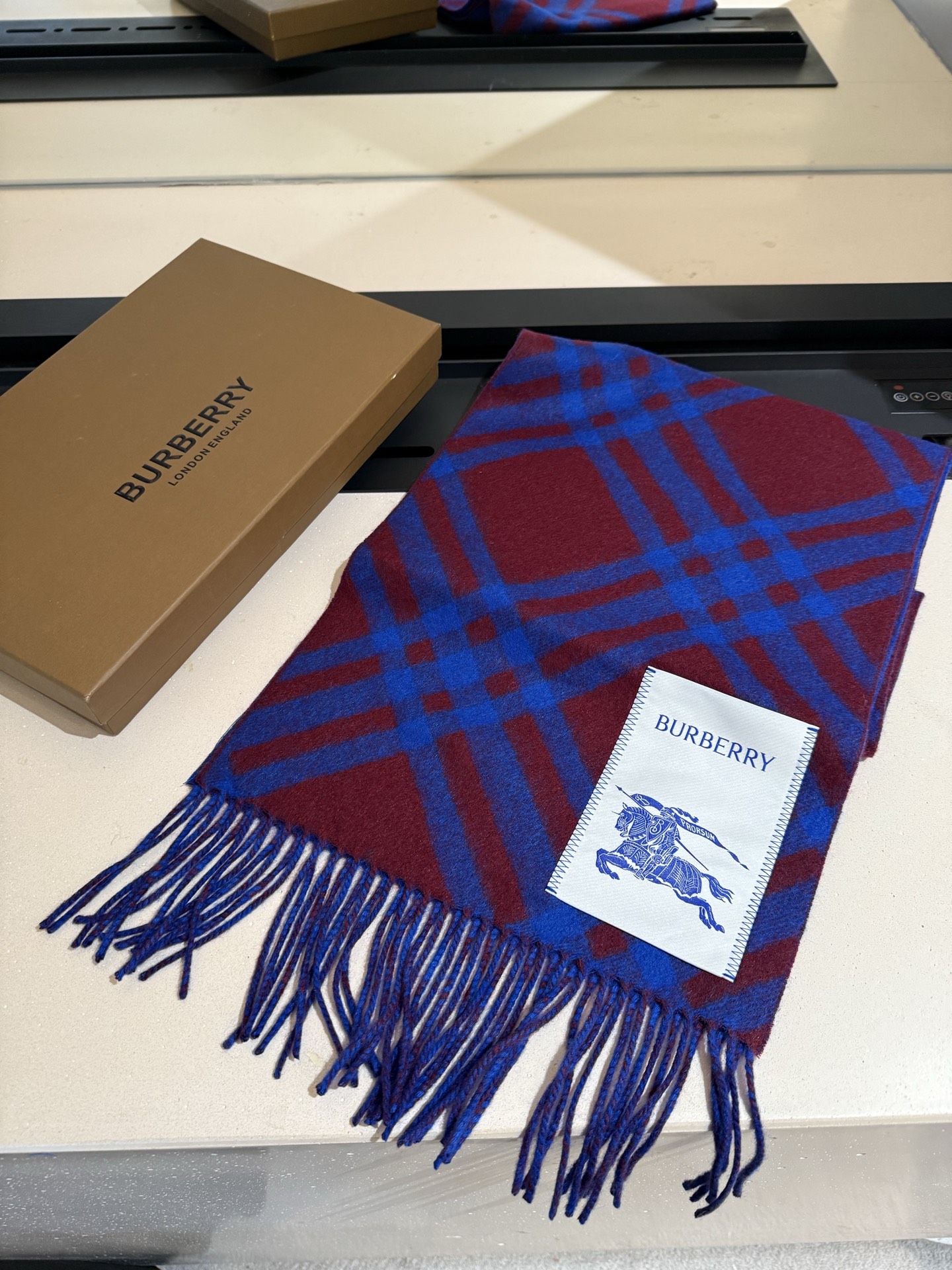 Burberry 100% 双面山羊绒材质 非常保暖 柔软亲肤