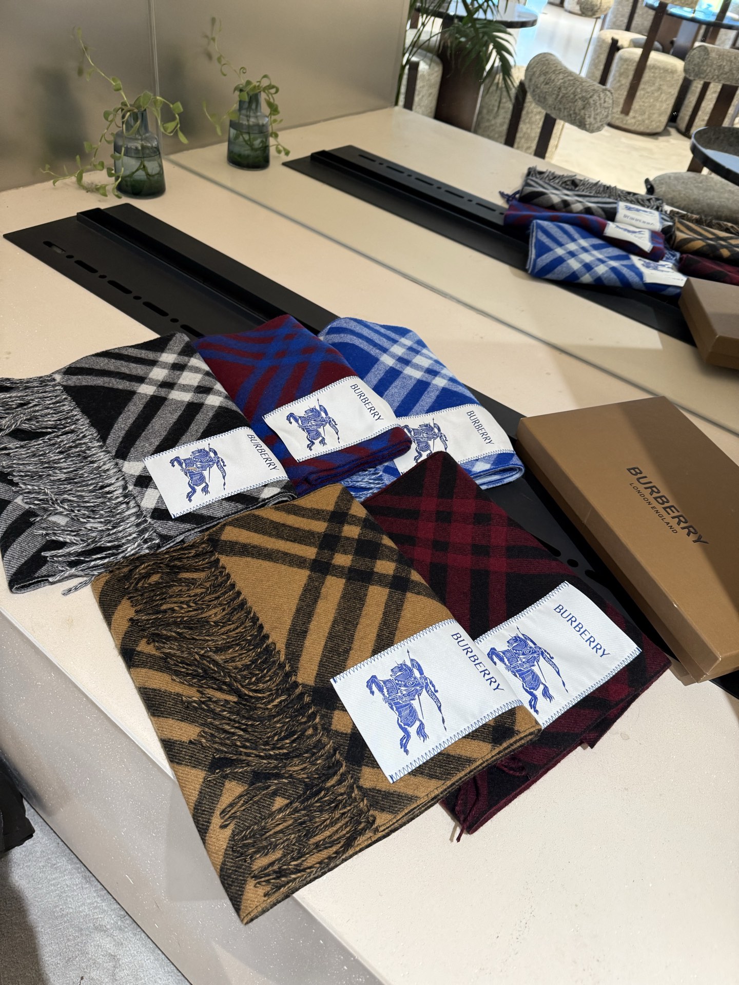 Burberry 100% 双面山羊绒材质 非常保暖 柔软亲肤