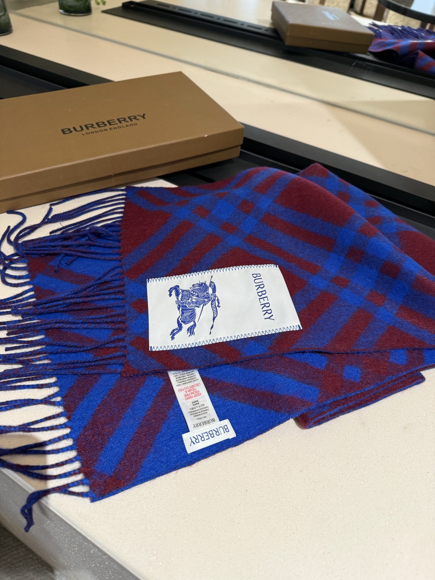 Burberry 100% 双面山羊绒材质 非常保暖 柔软亲肤