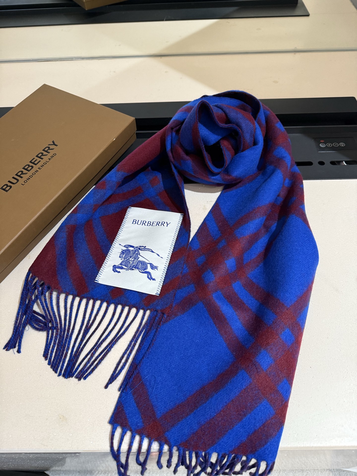 Burberry 100% 双面山羊绒材质 非常保暖 柔软亲肤