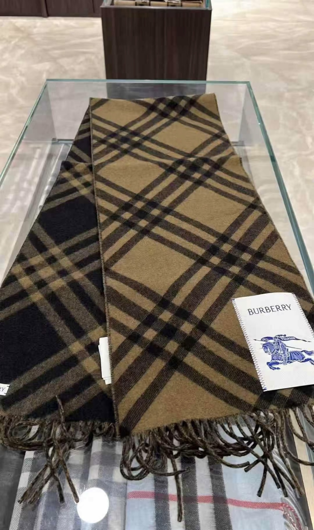 Burberry 100% 双面山羊绒材质 非常保暖 柔软亲肤