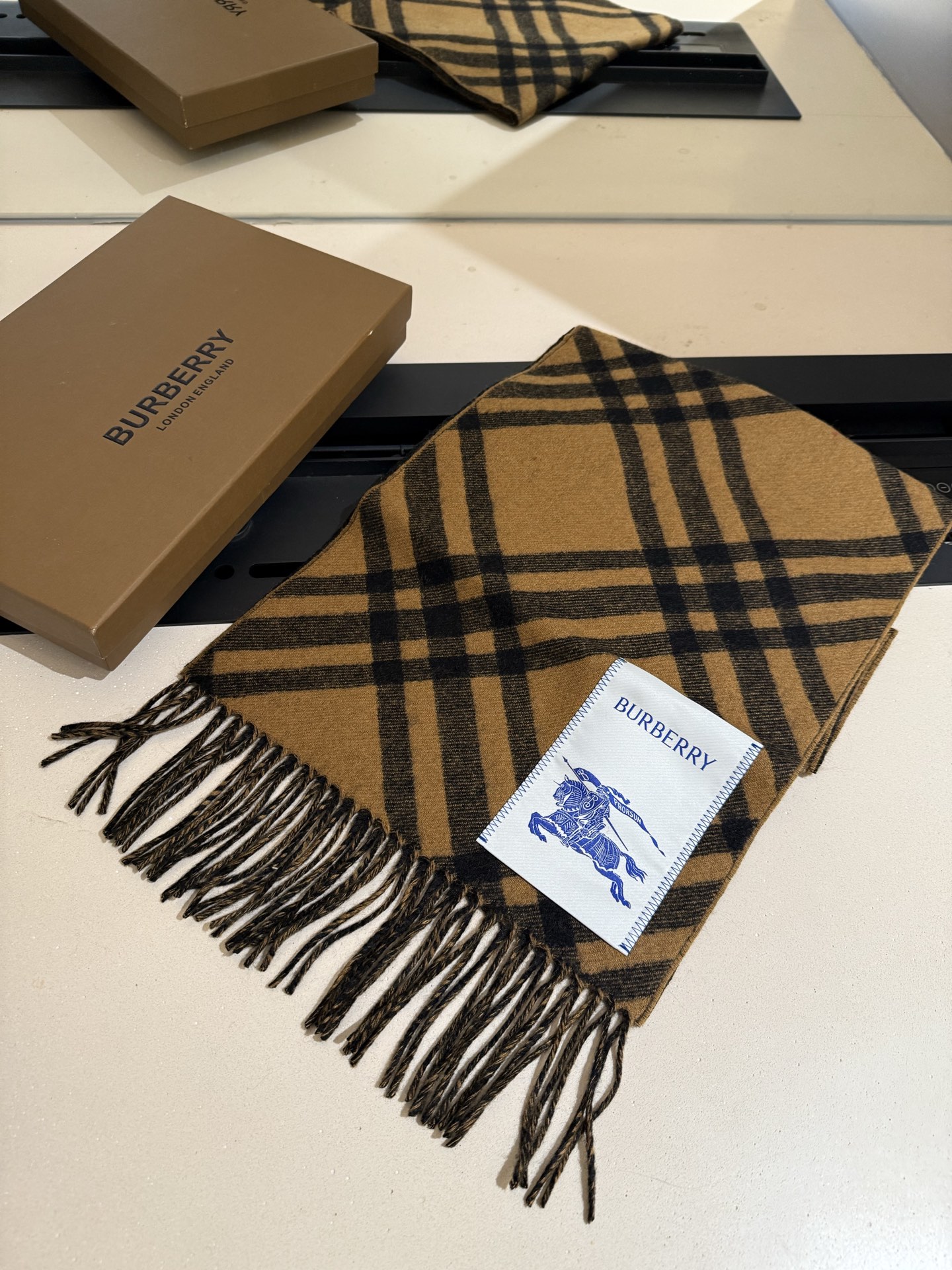 Burberry 100% 双面山羊绒材质 非常保暖 柔软亲肤