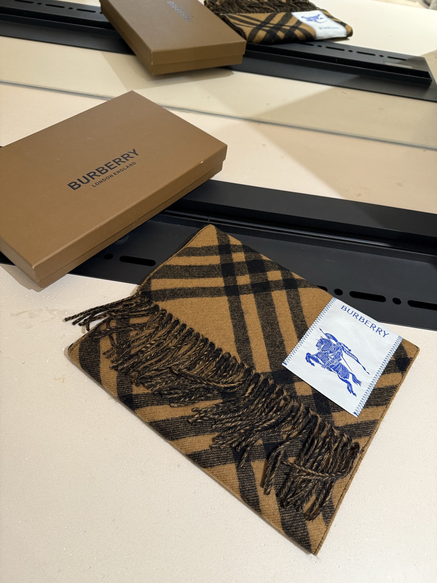 Burberry 100% 双面山羊绒材质 非常保暖 柔软亲肤