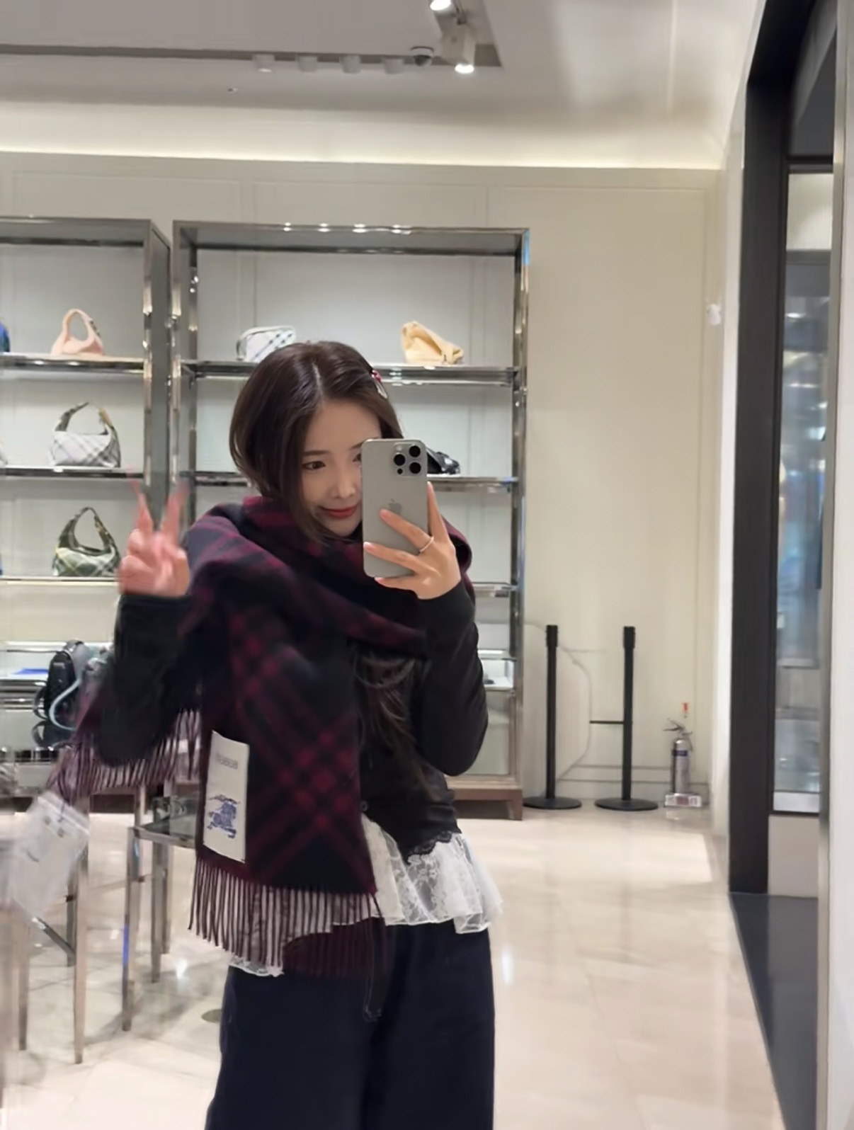 Burberry 100% 双面山羊绒材质 非常保暖 柔软亲肤