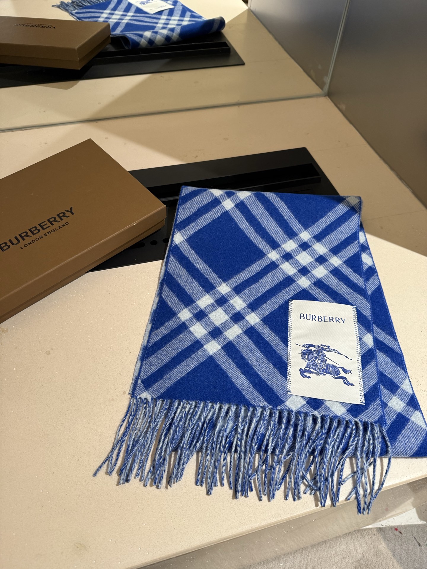 Burberry 100% 双面山羊绒材质 非常保暖 柔软亲肤