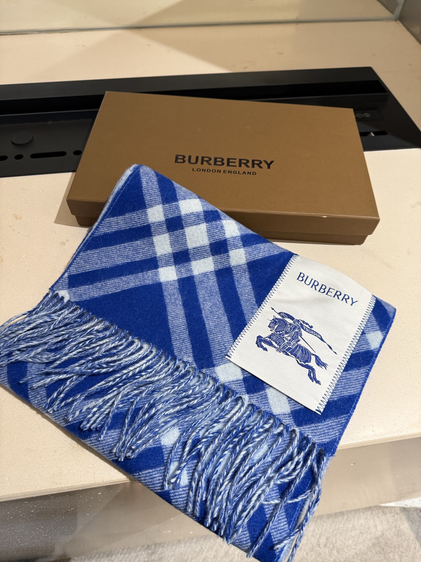 Burberry 100% 双面山羊绒材质 非常保暖 柔软亲肤