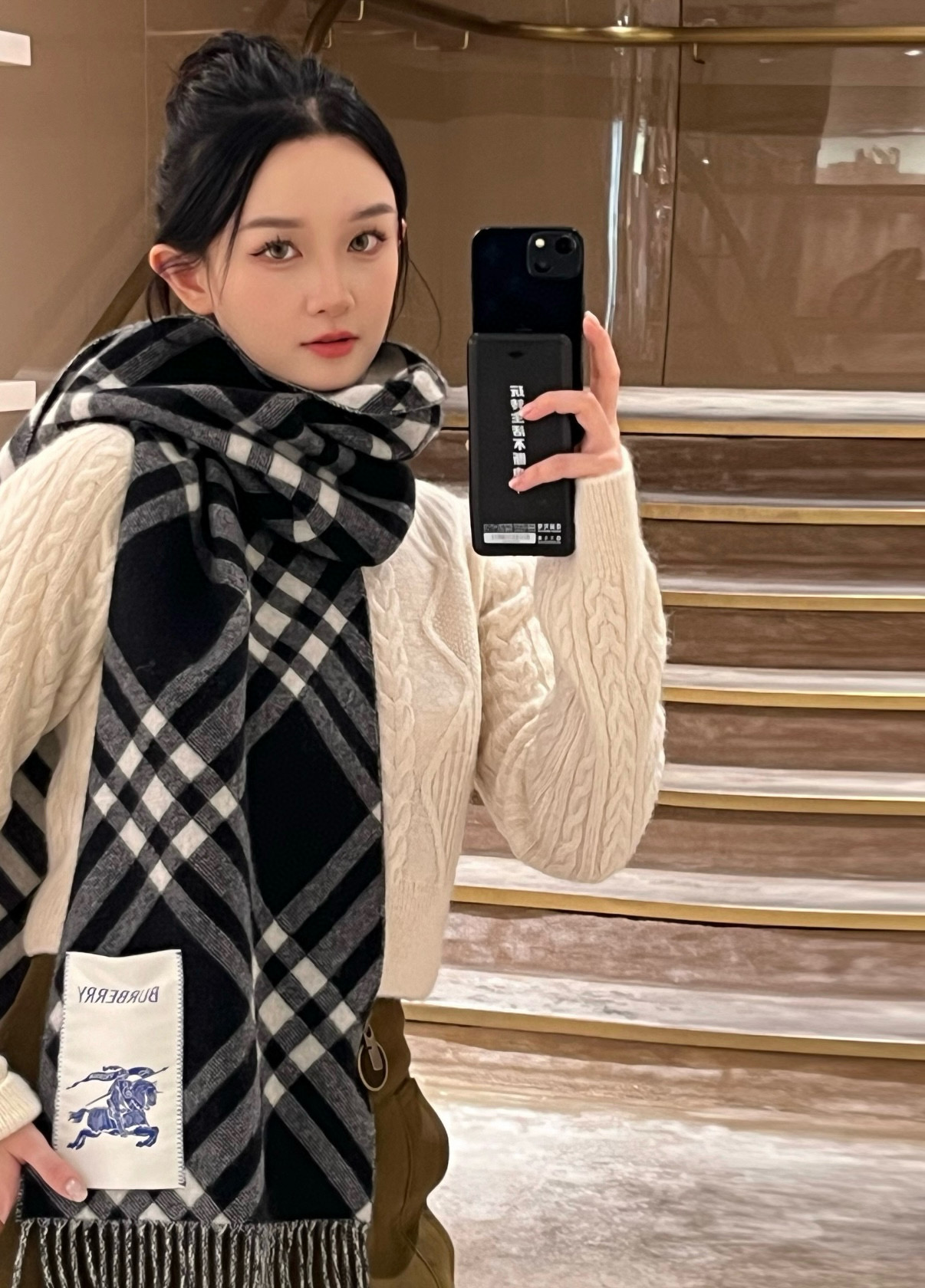 NO:342238,The latest model of Burberry official website is angrily pushed away. The top double-sided cashmere material is very warm. It is soft and skin-friendly, and it is not tied. Classic Burberry checked design for men and women. Size 32*192cm neutral model. Men and women choose their own color they like. Everyone should have a high-version scarf, high-version scarf, burberry19860909怒推走量新款巴宝莉官网最新款 顶级双面山羊绒材质非常保暖 柔软亲肤,不扎脖经典巴宝莉格纹设计男女通用情侣款尺寸32*192cm中性款男女各自选择自己中意的颜色人人都应该拥有一条高版本围巾,高版本围巾,burberry,scarf