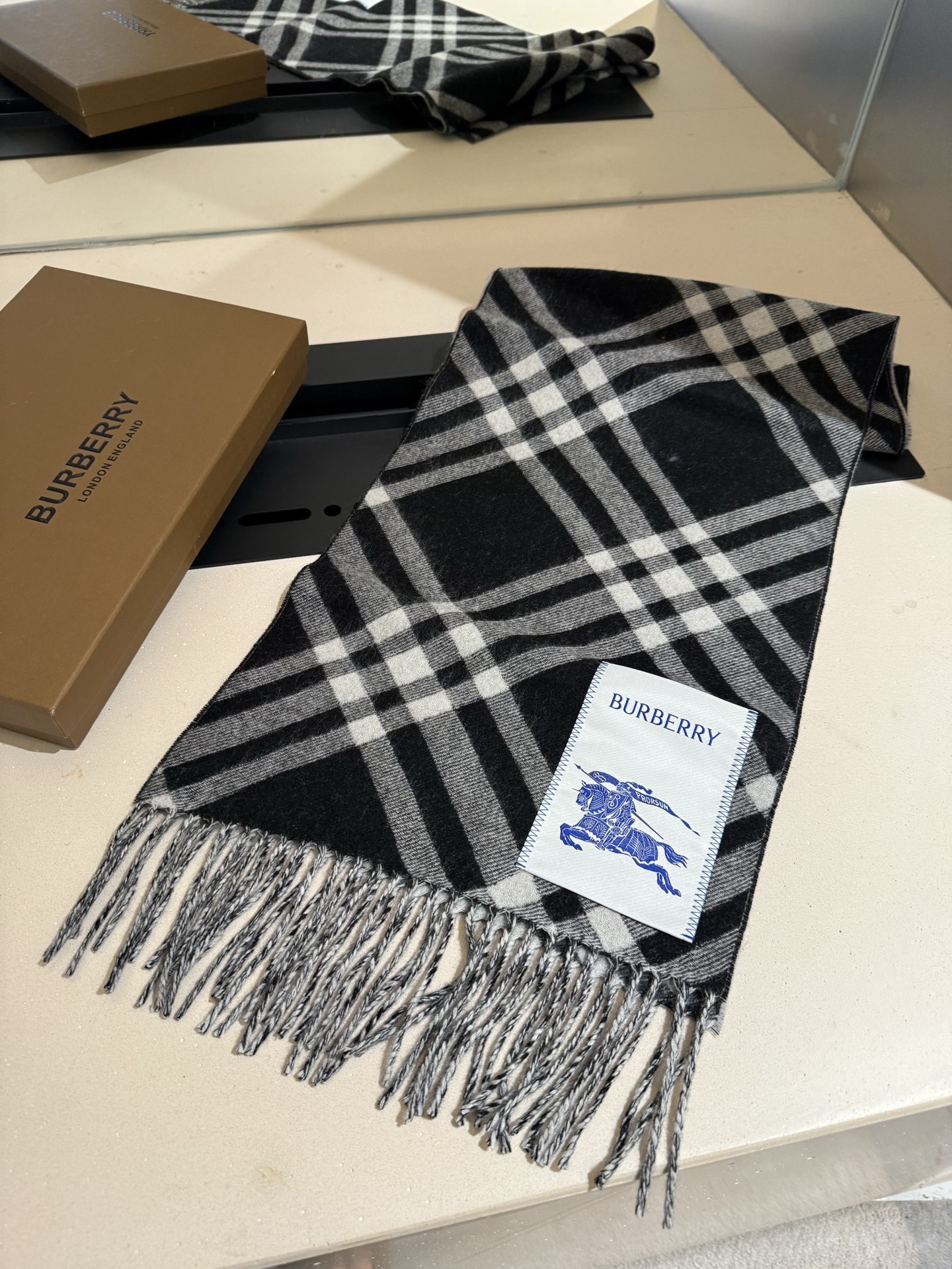 Burberry 100% 双面山羊绒材质 非常保暖 柔软亲肤