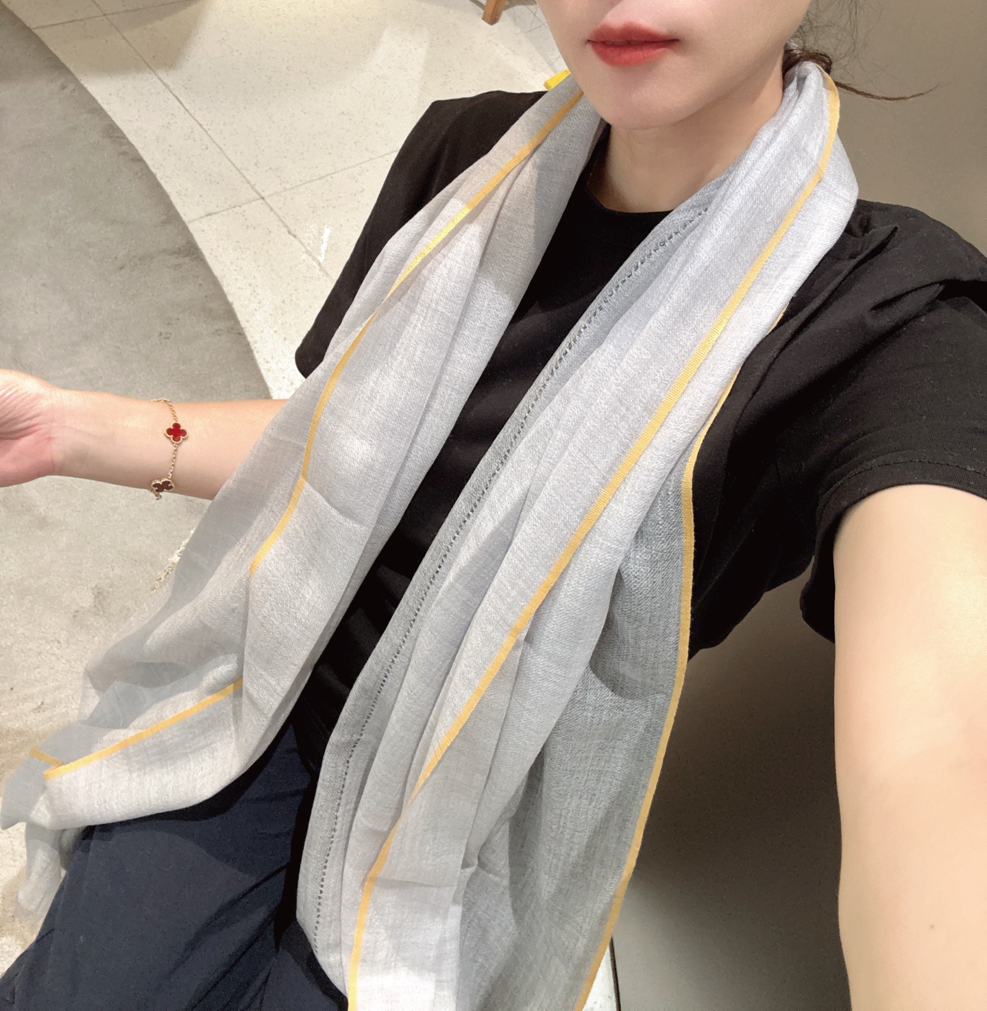 NO:342200,This well-deserved new popular style, Chanel qu color scheme creates an extremely luxurious big brand style. The solid color is paired with the classic logo of the two major creators, which shows luxury in a low-key manner. The wire thread penetrates the body gives people a heart-warming feeling. It uses Kashmir Plateau cashmere, which feels soft and has a customer-supplied raw material. It has a size of 90*200cm. Don't miss it if you like it. There are not many ~ High-version scarf, High-version scarf, Chanel19860909这款当之无愧的新款爆款,香奈儿额配色打造极致奢华的大牌风,纯色配以两大创造师的经典logo,低调中彰显着奢华,贯穿的金属丝线,更是给人一种心动的感觉,采用克什米尔高原羊绒,手感绵软,客供原料,尺寸90*200cm,喜欢的不要错过,量不多哦~高版本围巾,高版本围巾,chanel,scarf