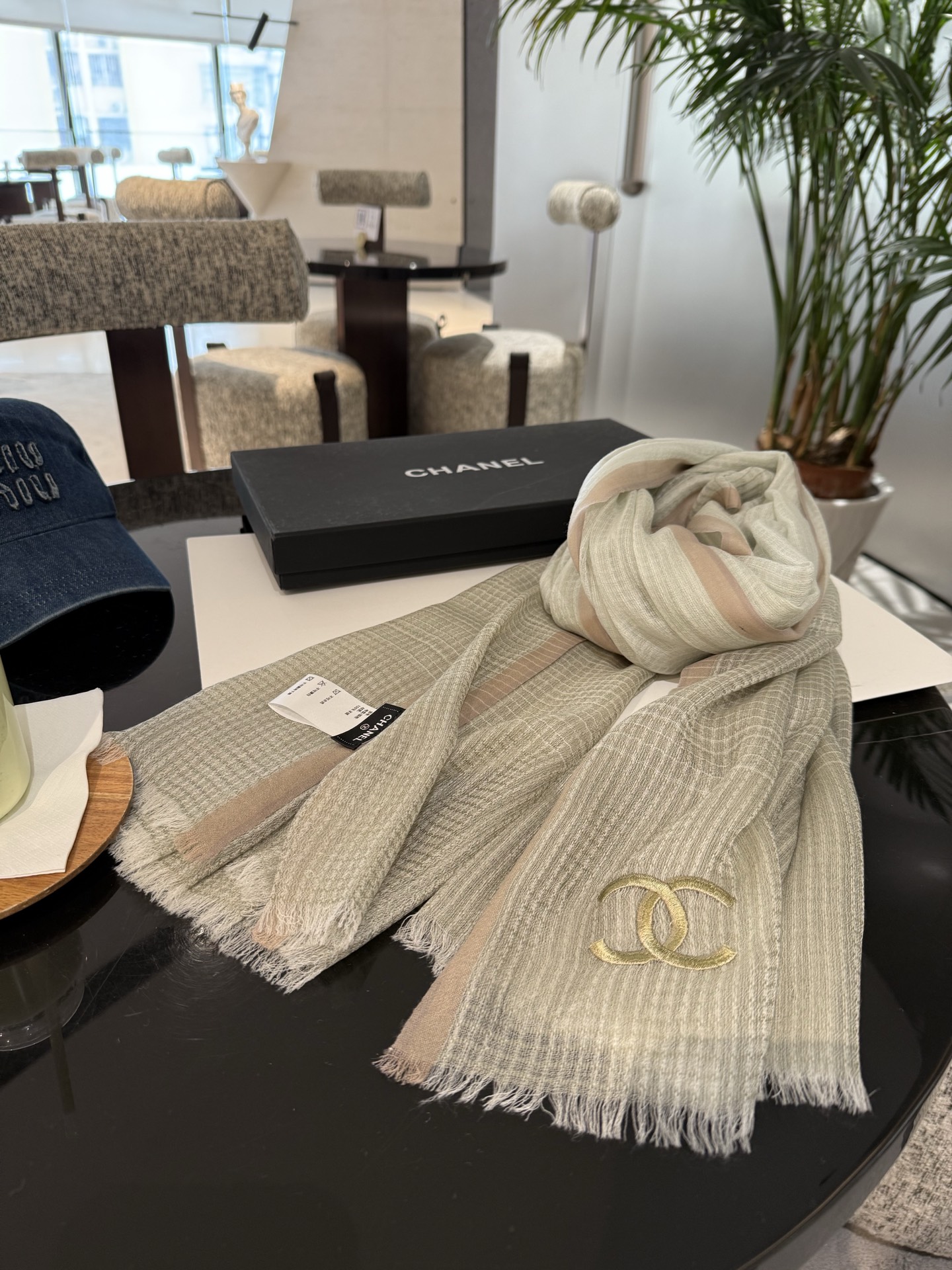 P这款当之无愧的新款爆款，香奈儿额配色打造极致奢华的大牌风，纯色配以两大创造师的经典logo，低调中彰显