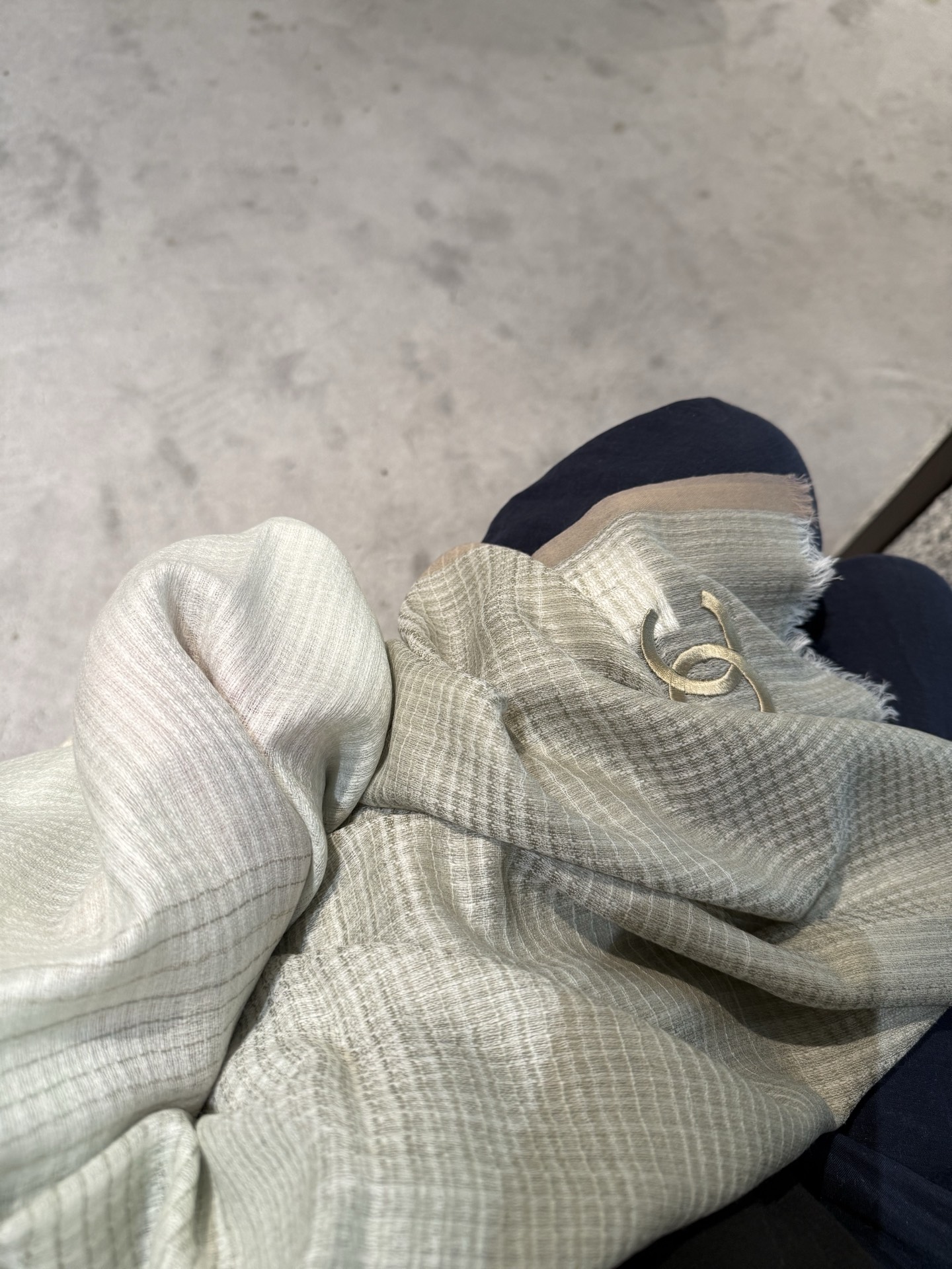 P这款当之无愧的新款爆款，香奈儿额配色打造极致奢华的大牌风，纯色配以两大创造师的经典logo，低调中彰显