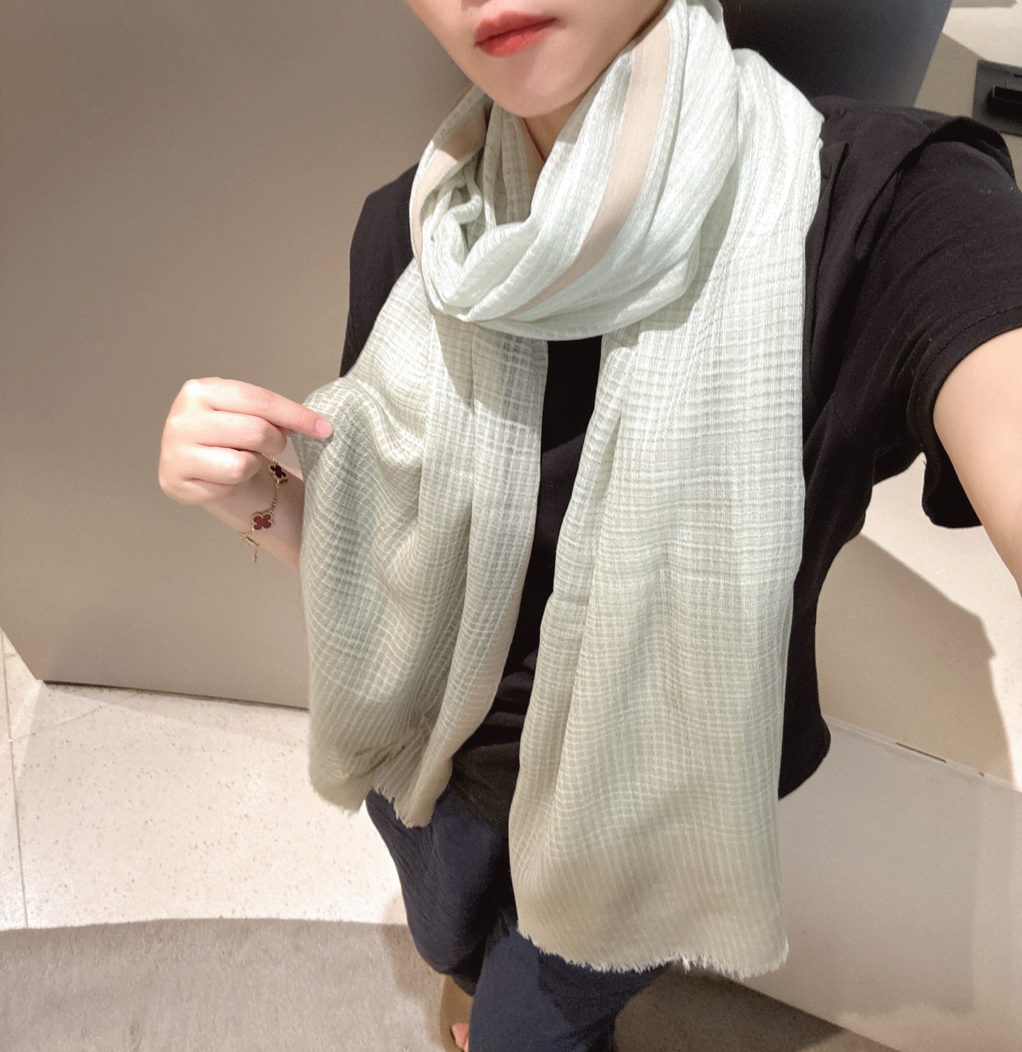 P这款当之无愧的新款爆款，香奈儿额配色打造极致奢华的大牌风，纯色配以两大创造师的经典logo，低调中彰显