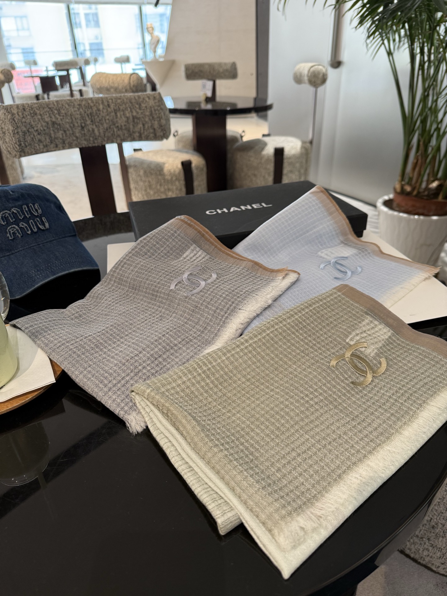 P这款当之无愧的新款爆款，香奈儿额配色打造极致奢华的大牌风，纯色配以两大创造师的经典logo，低调中彰显