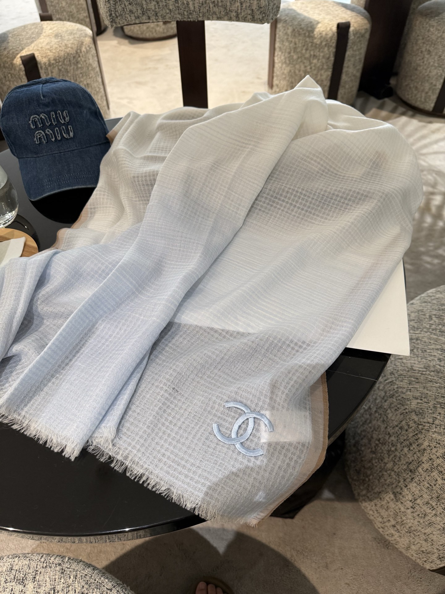 P这款当之无愧的新款爆款，香奈儿额配色打造极致奢华的大牌风，纯色配以两大创造师的经典logo，低调中彰显