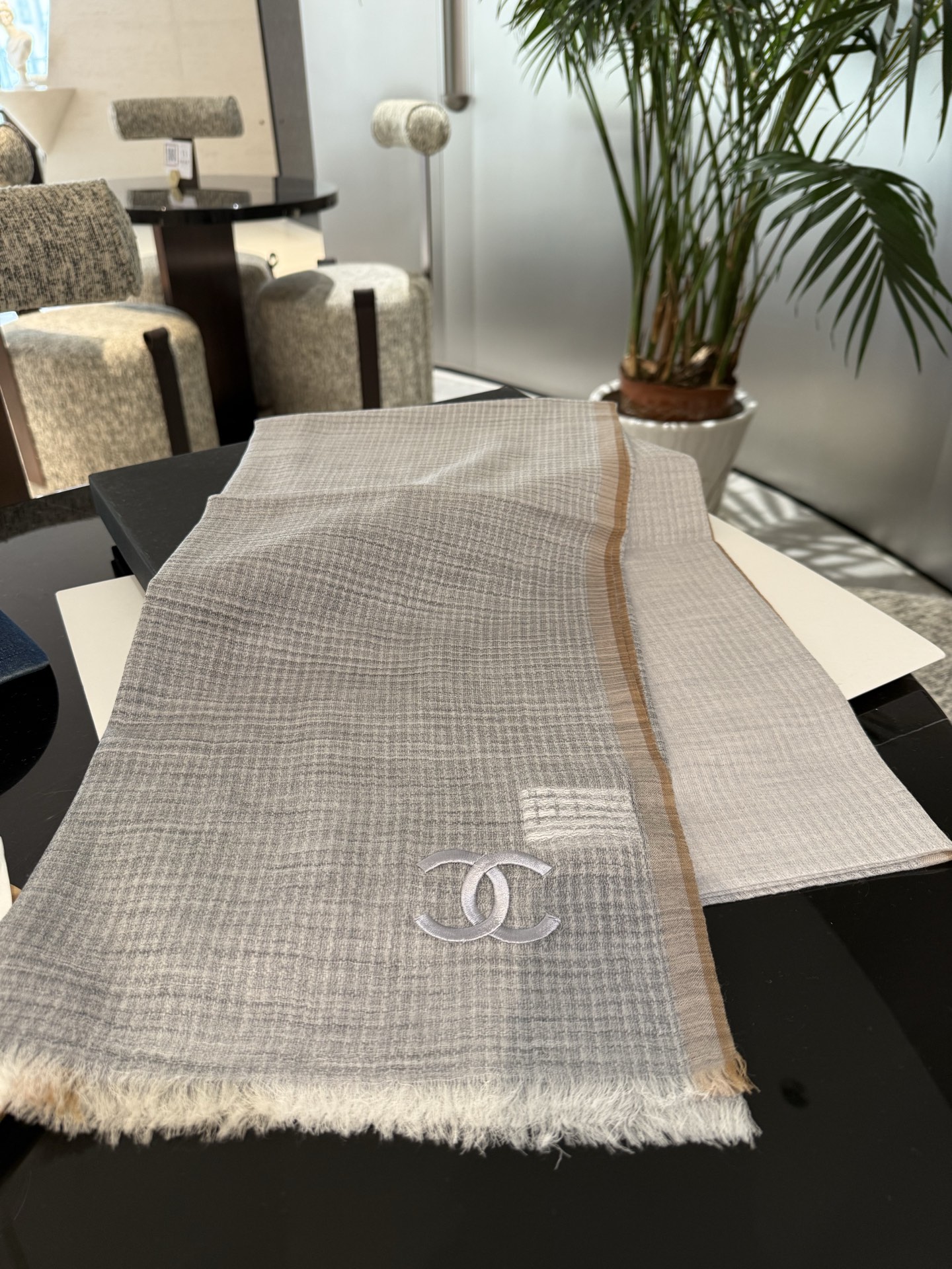 P这款当之无愧的新款爆款，香奈儿额配色打造极致奢华的大牌风，纯色配以两大创造师的经典logo，低调中彰显