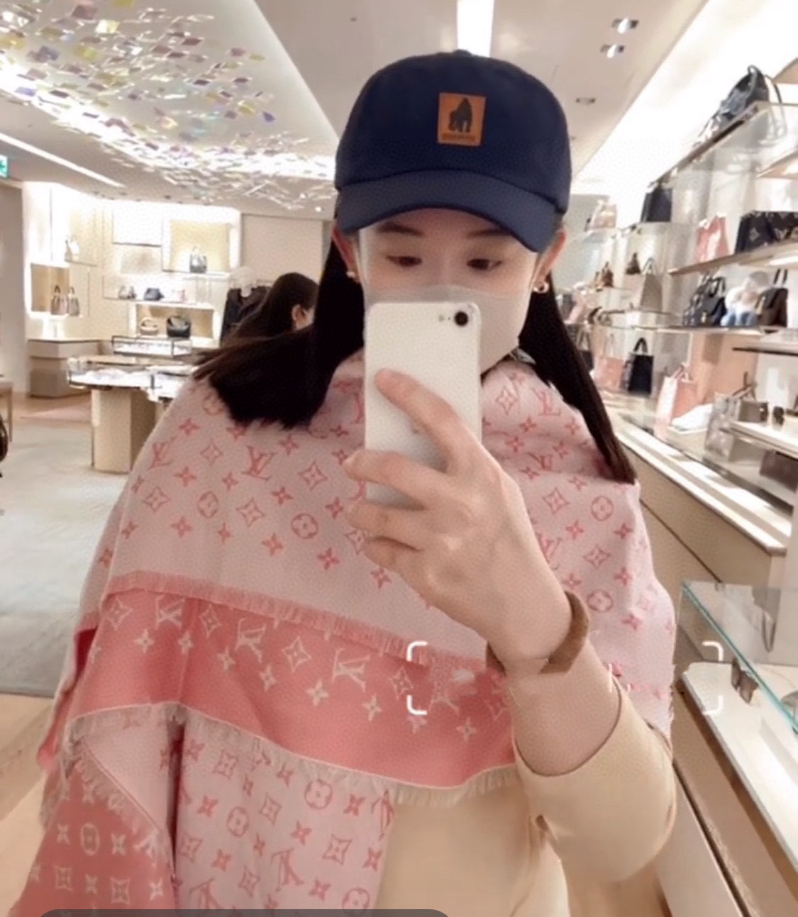 P路易威登与日本先锋艺术家草间弥生再度携手，延续创想之力和精湛工艺的紧密连结。LV x YK Infin