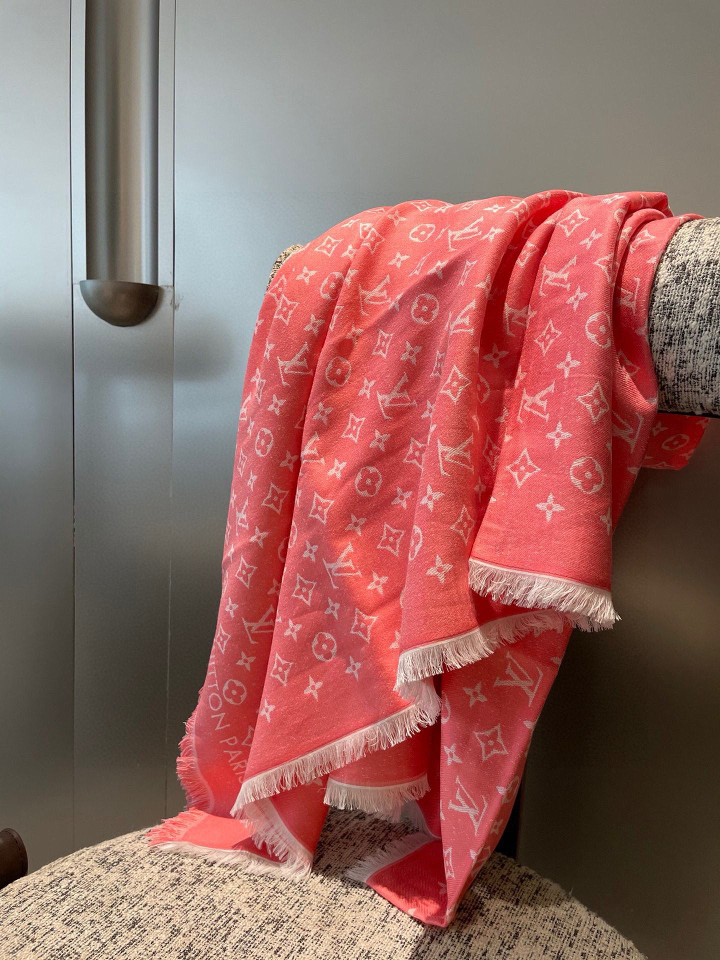 P路易威登与日本先锋艺术家草间弥生再度携手，延续创想之力和精湛工艺的紧密连结。LV x YK Infin