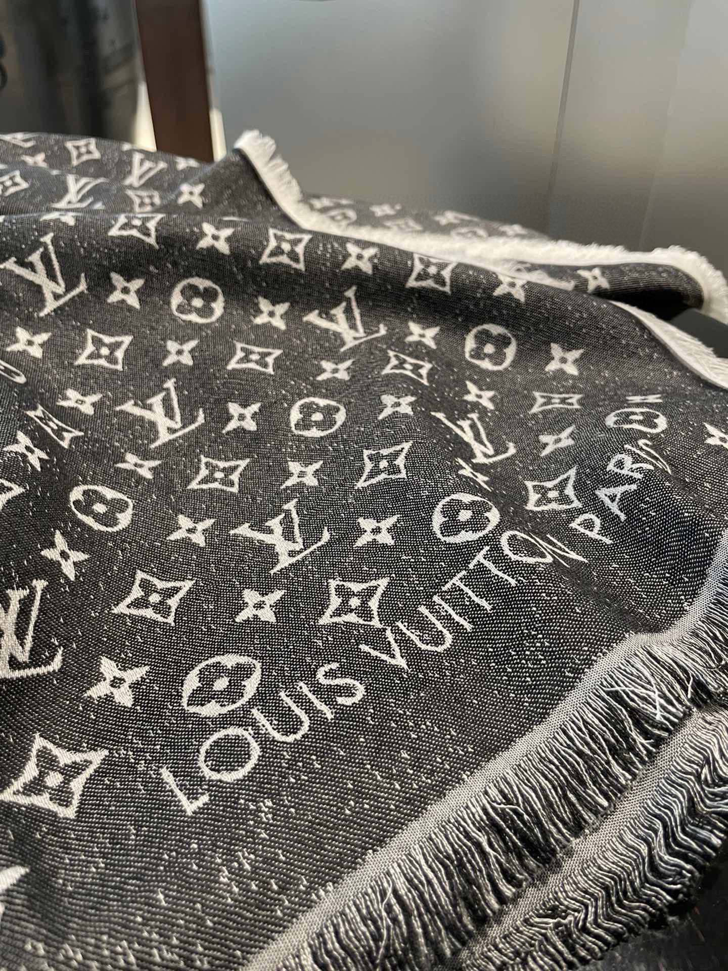 P路易威登与日本先锋艺术家草间弥生再度携手，延续创想之力和精湛工艺的紧密连结。LV x YK Infin