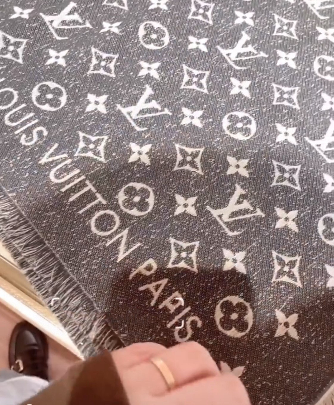 P路易威登与日本先锋艺术家草间弥生再度携手，延续创想之力和精湛工艺的紧密连结。LV x YK Infin