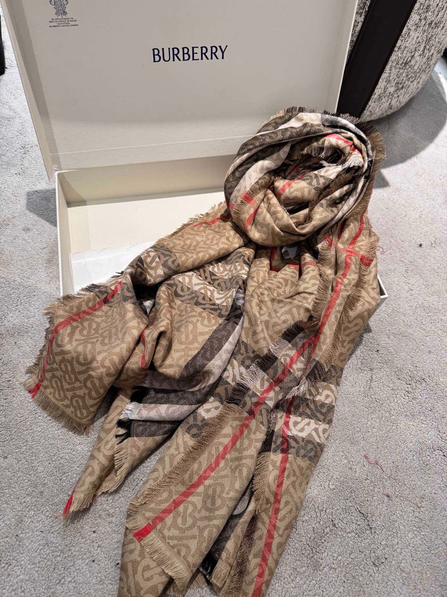 最新版B家，尾单来了！！两色加起只有几十条！！代购品质！！丝毛的面料很厉害，很紧致的镶嵌细纱的金属丝，闪