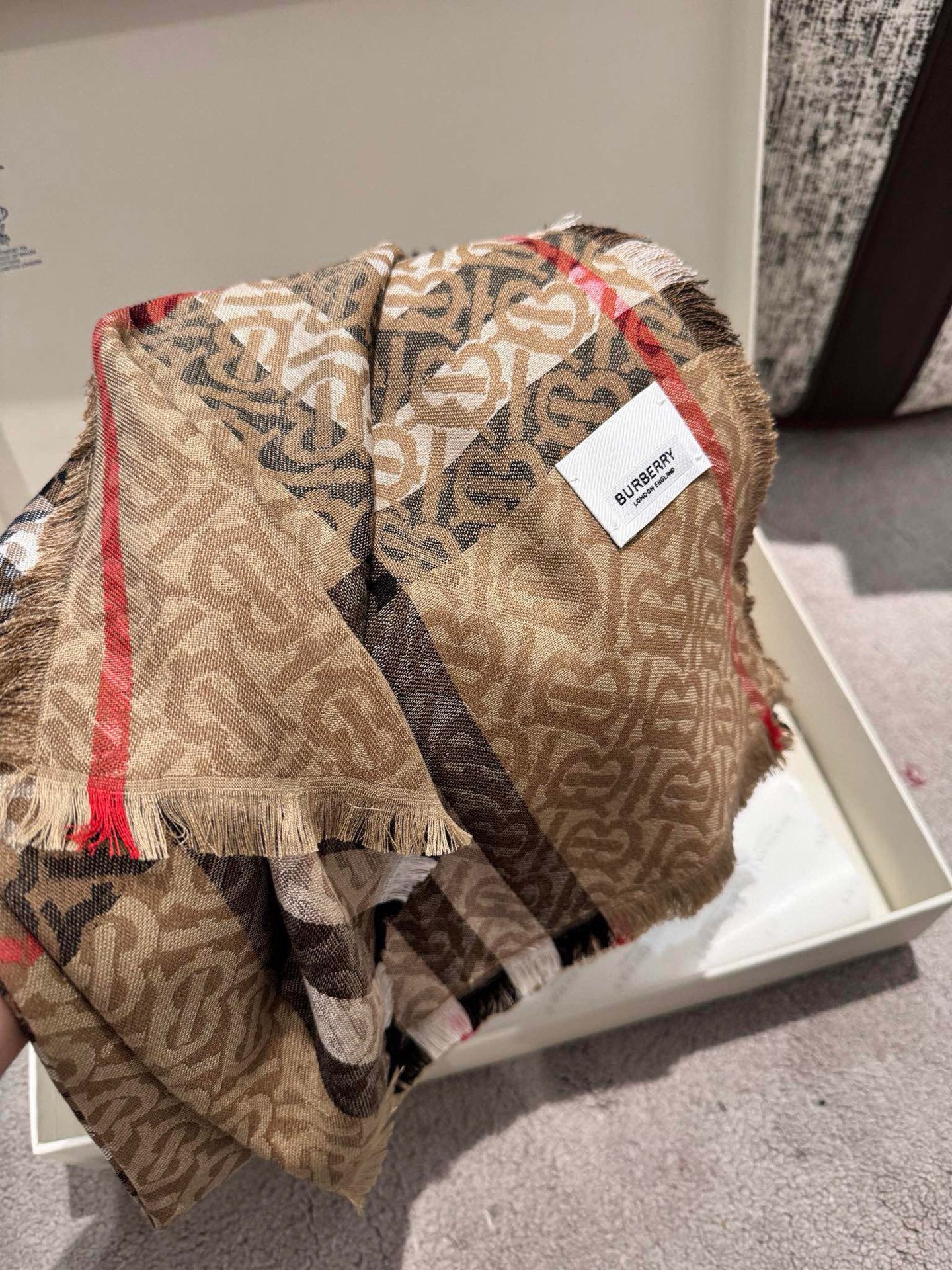 最新版B家，尾单来了！！两色加起只有几十条！！代购品质！！丝毛的面料很厉害，很紧致的镶嵌细纱的金属丝，闪