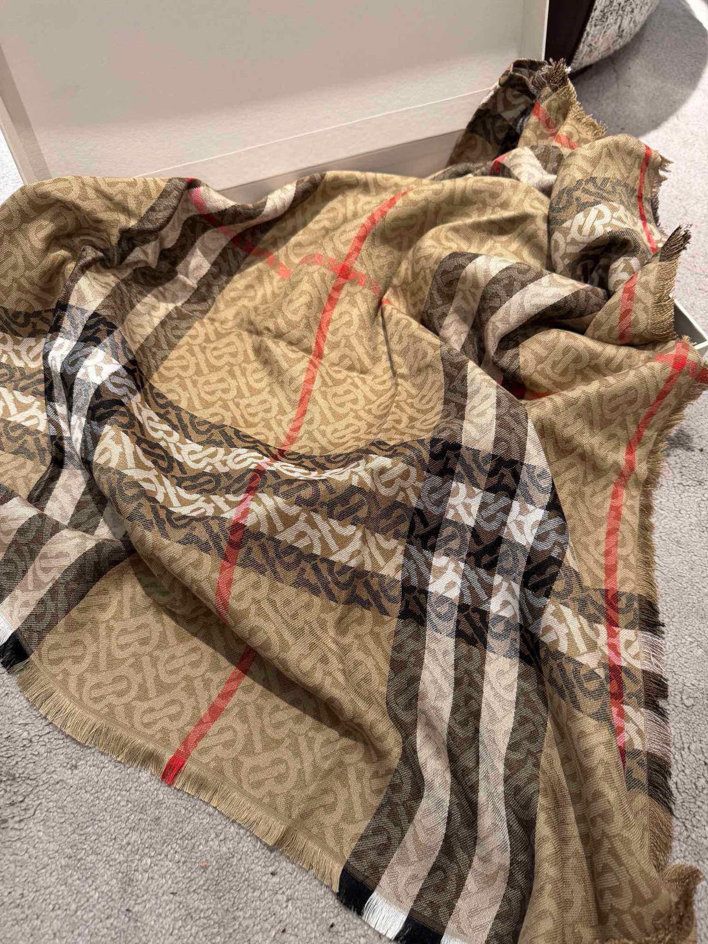 最新版B家，尾单来了！！两色加起只有几十条！！代购品质！！丝毛的面料很厉害，很紧致的镶嵌细纱的金属丝，闪