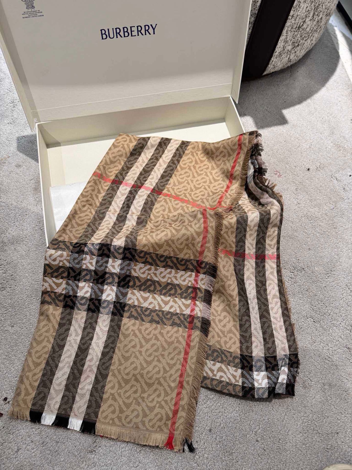 最新版B家，尾单来了！！两色加起只有几十条！！代购品质！！丝毛的面料很厉害，很紧致的镶嵌细纱的金属丝，闪