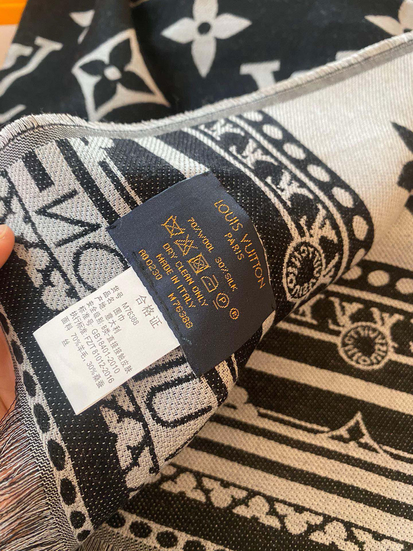 PAmazingram 长围巾为 Monogram 元素拼接援引路易威登硬箱设计的繁复饰边图案，经由提花