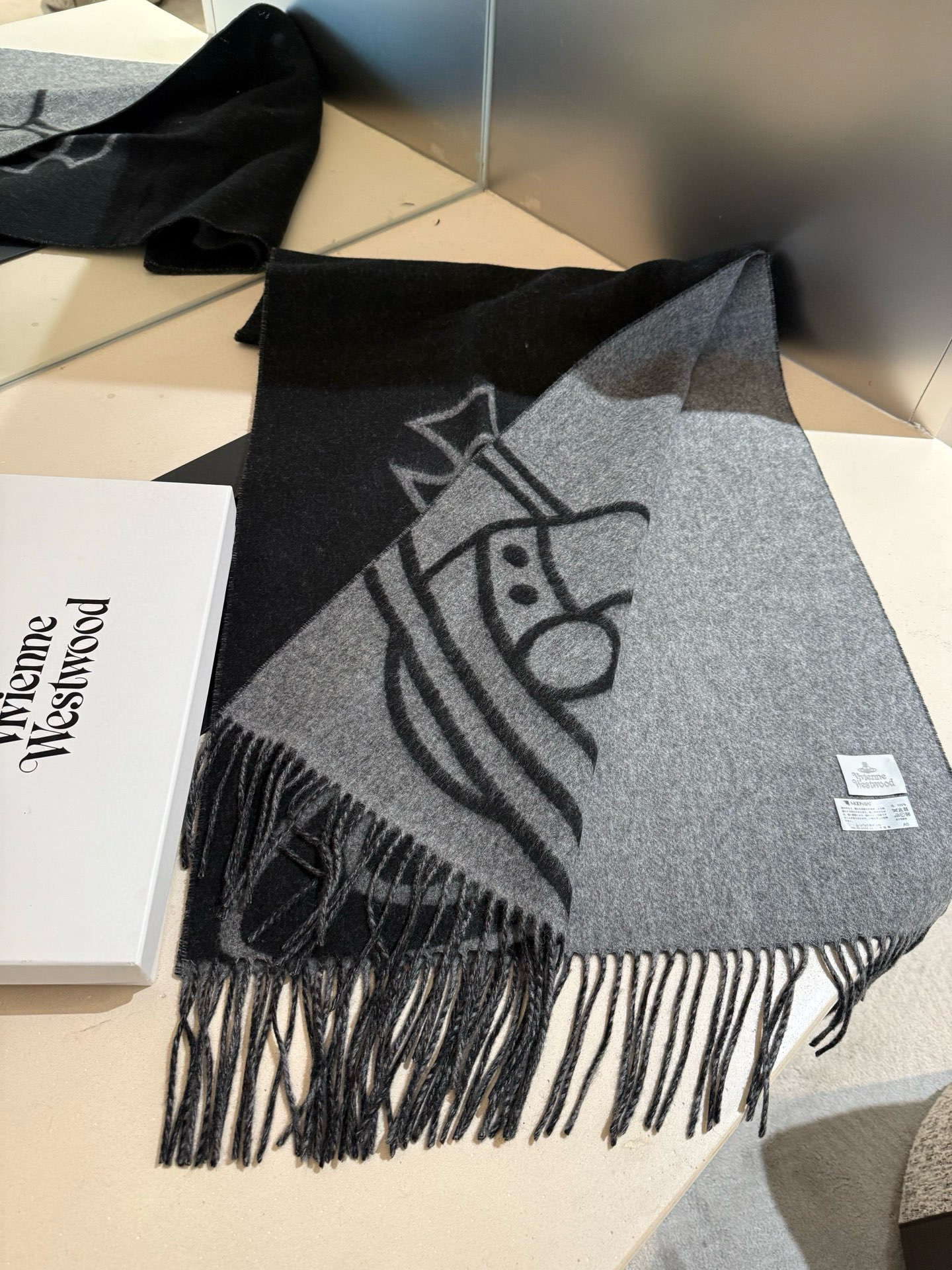 。💟西太后超美新款双面围巾！超级推荐入手！质感好货！据说超难买哦！！做工非常精致，很有分量，我们的 格真