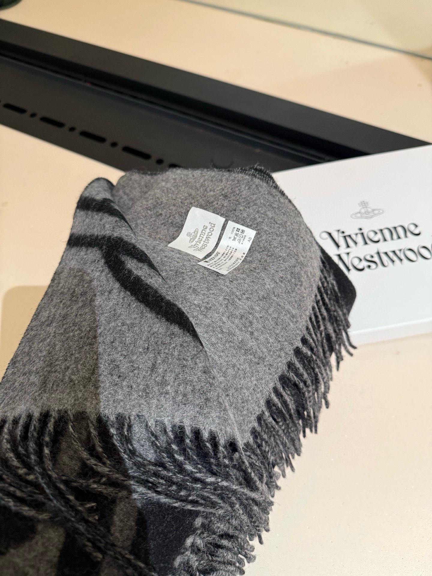 。💟西太后超美新款双面围巾！超级推荐入手！质感好货！据说超难买哦！！做工非常精致，很有分量，我们的 格真