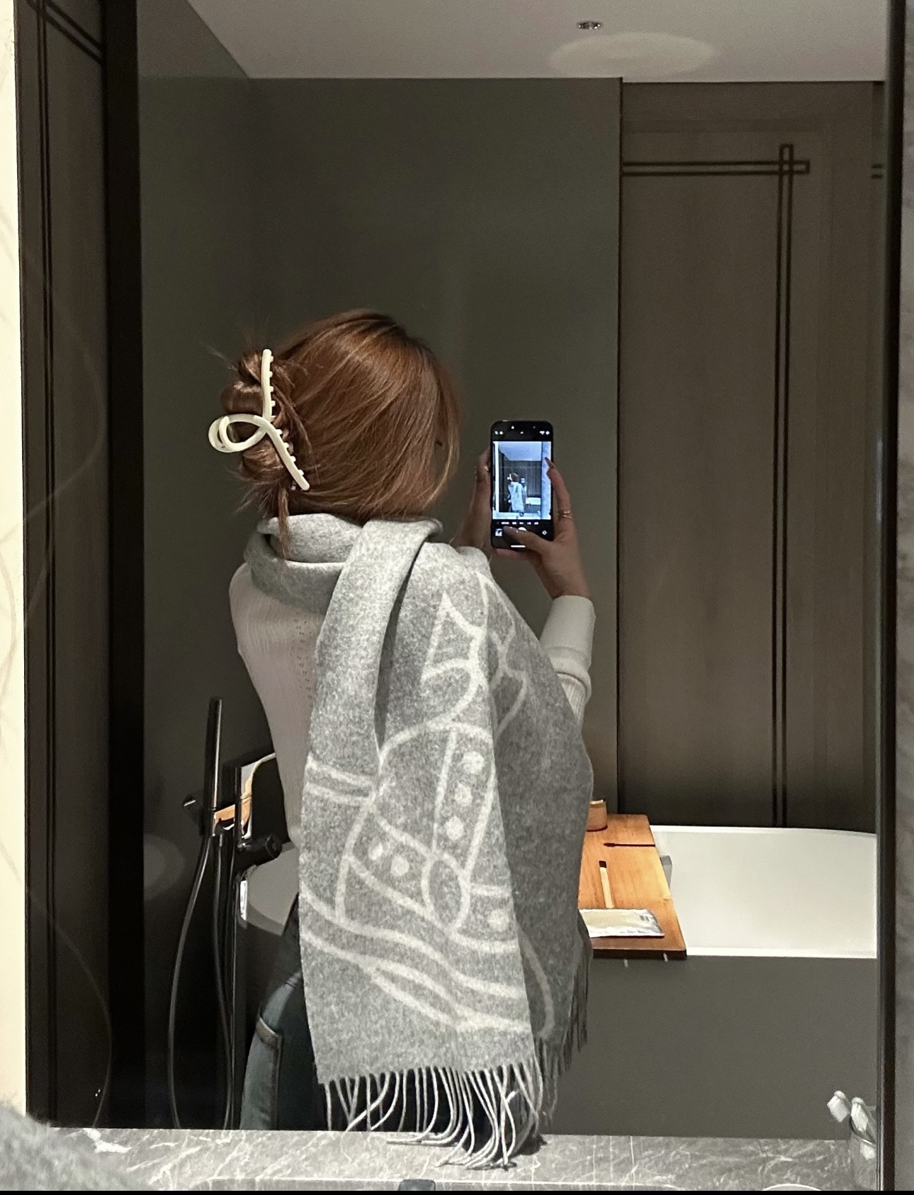 。💟西太后超美新款双面围巾！超级推荐入手！质感好货！据说超难买哦！！做工非常精致，很有分量，我们的 格真