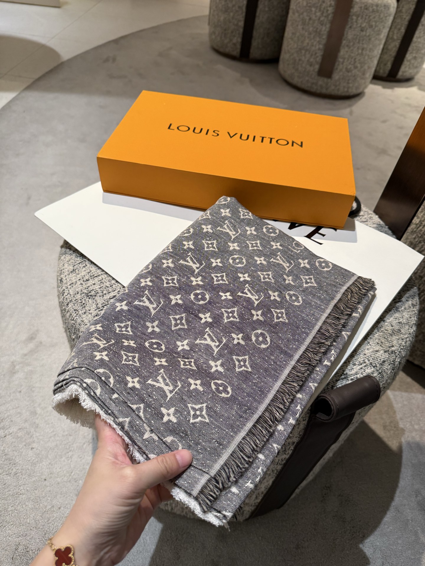 。lv2025最新款披肩呈现渐变效果，仿佛挚爱牛仔裤经过时间洗礼后的别致纹理。华美丝毛混纺裁出大幅尺寸，