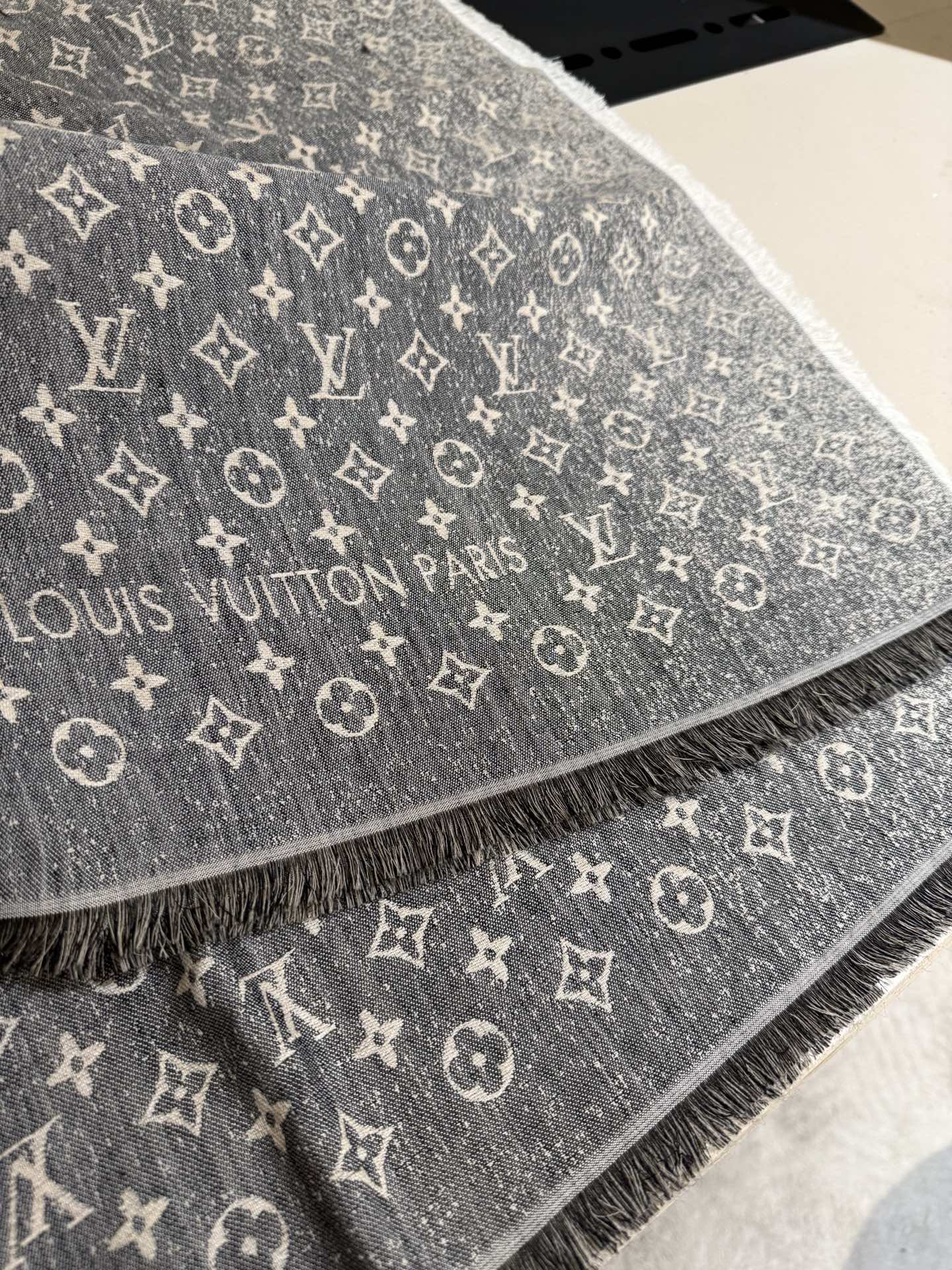 。lv2025最新款披肩呈现渐变效果，仿佛挚爱牛仔裤经过时间洗礼后的别致纹理。华美丝毛混纺裁出大幅尺寸，