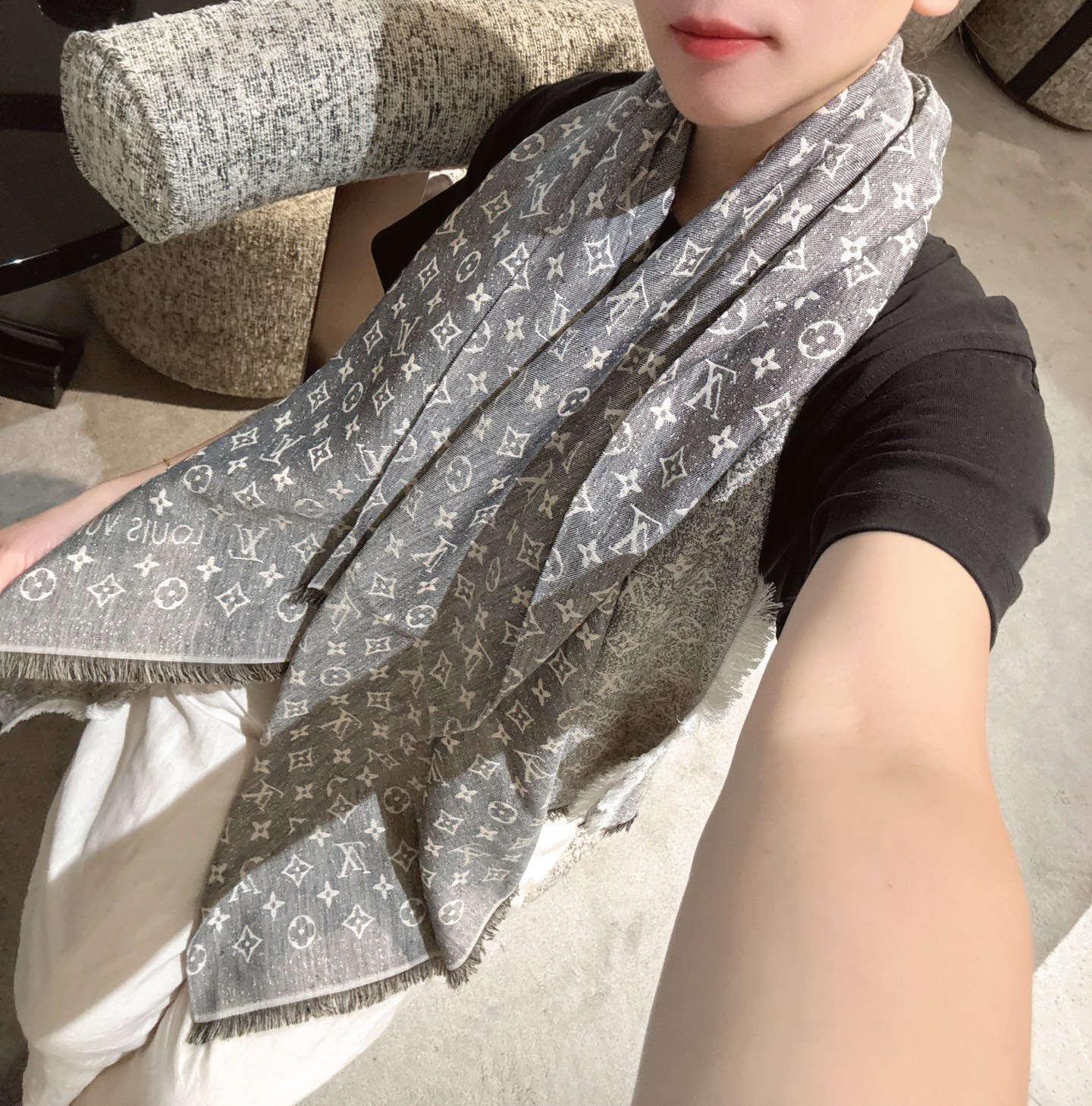 。lv2025最新款披肩呈现渐变效果，仿佛挚爱牛仔裤经过时间洗礼后的别致纹理。华美丝毛混纺裁出大幅尺寸，