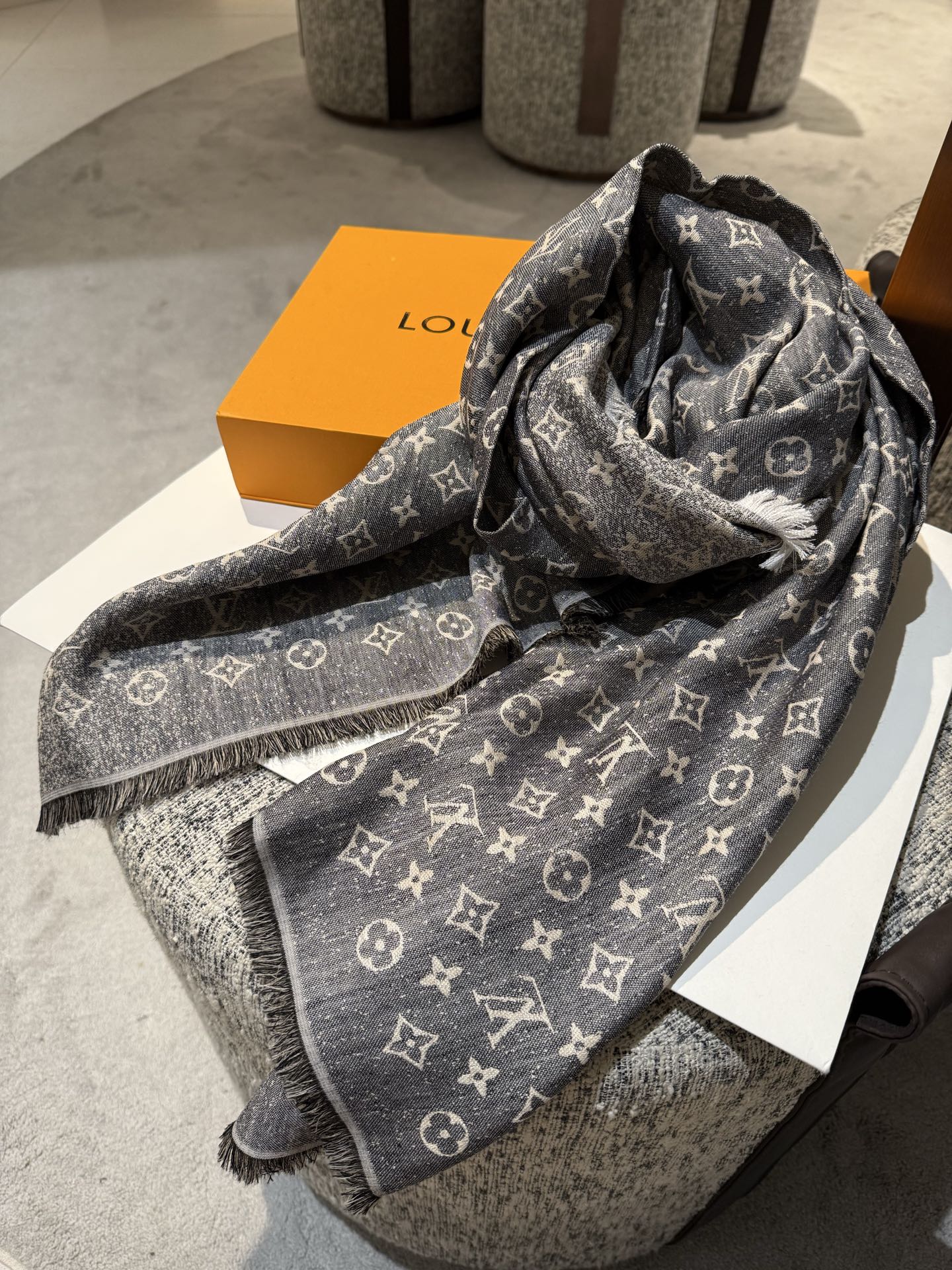 。lv2025最新款披肩呈现渐变效果，仿佛挚爱牛仔裤经过时间洗礼后的别致纹理。华美丝毛混纺裁出大幅尺寸，