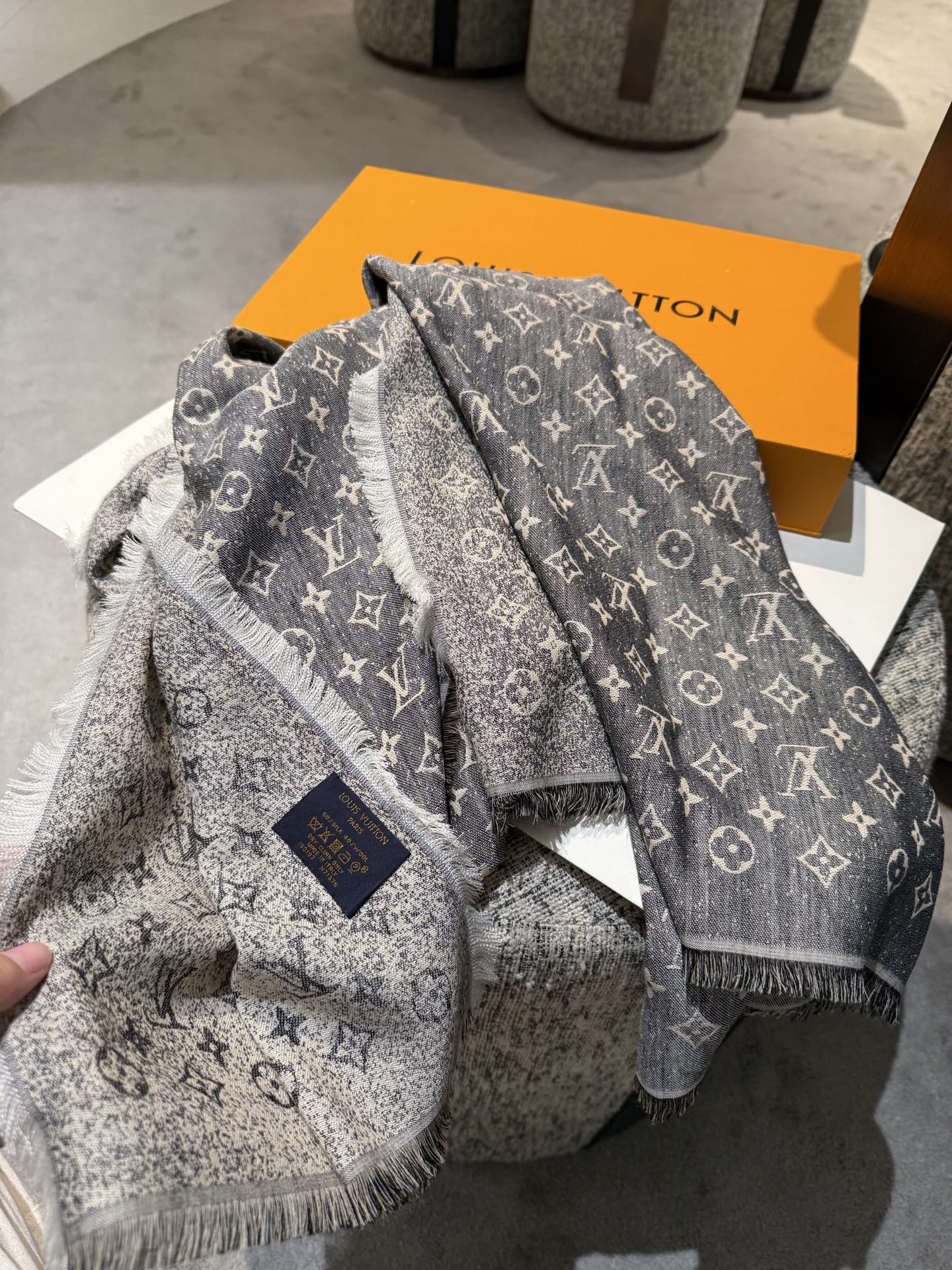 。lv2025最新款披肩呈现渐变效果，仿佛挚爱牛仔裤经过时间洗礼后的别致纹理。华美丝毛混纺裁出大幅尺寸，