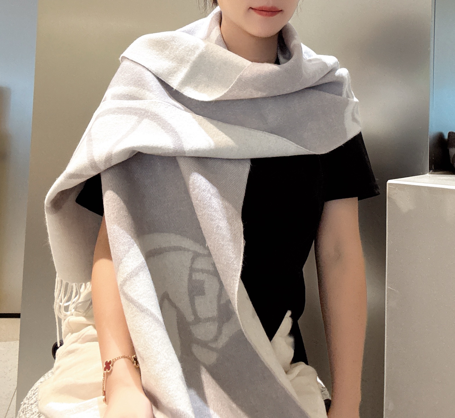 。Hermes · 爱马仕重磅推荐💥 100%羊毛材质。非常保暖👑 柔软亲肤，不扎脖😍经典双面设计，一条