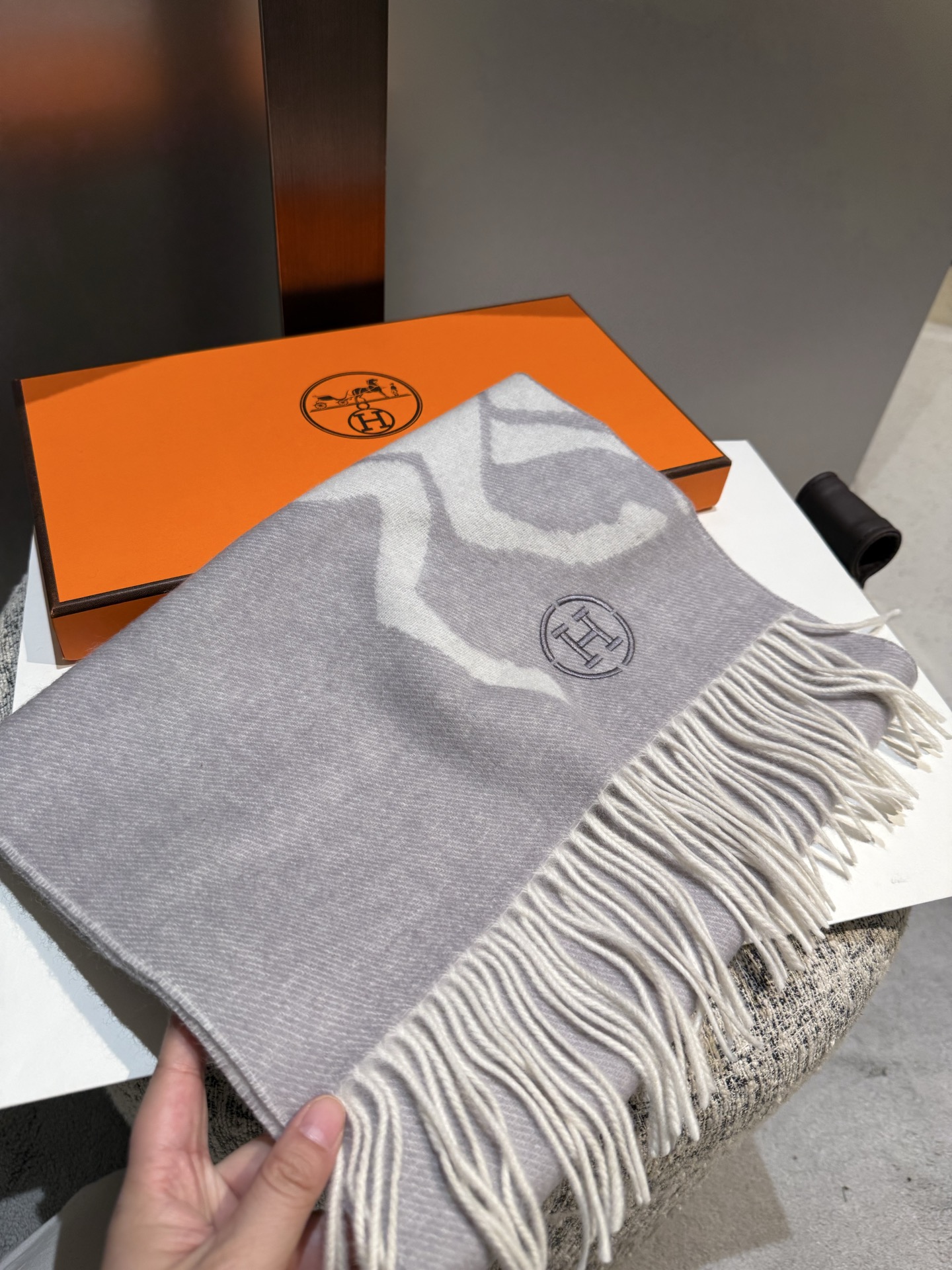 。Hermes · 爱马仕重磅推荐💥 100%羊毛材质。非常保暖👑 柔软亲肤，不扎脖😍经典双面设计，一条