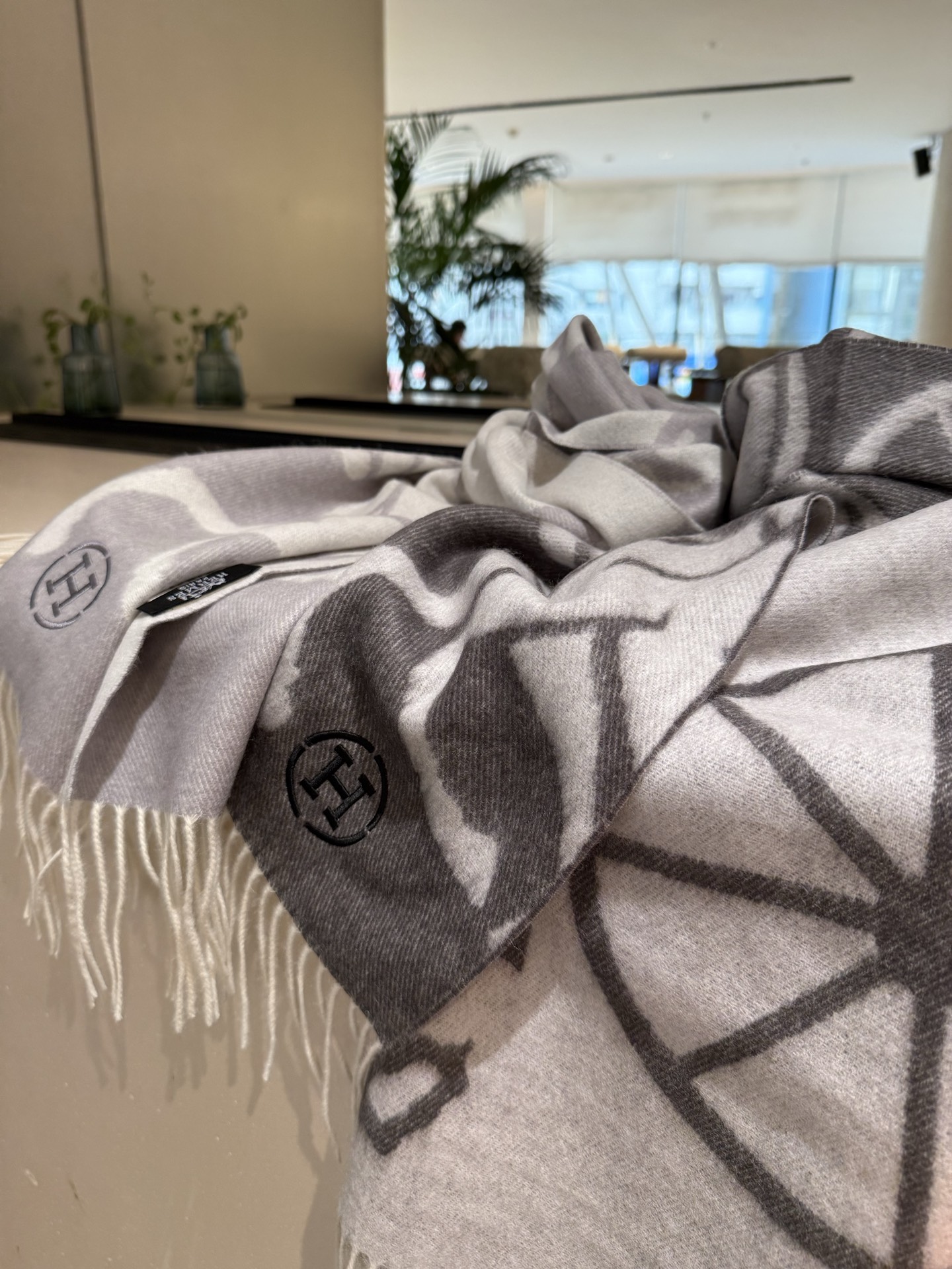 。Hermes · 爱马仕重磅推荐💥 100%羊毛材质。非常保暖👑 柔软亲肤，不扎脖😍经典双面设计，一条