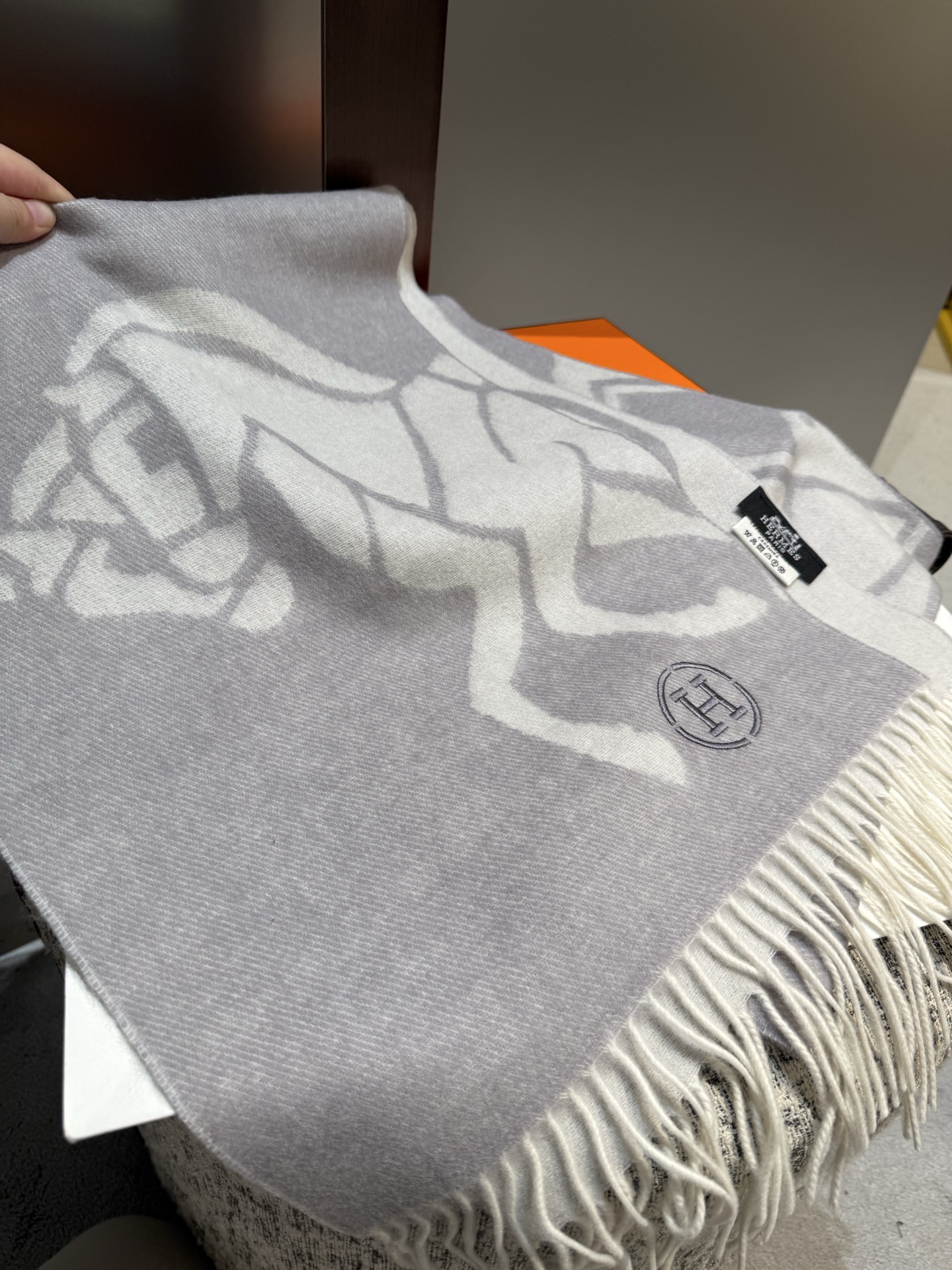 。Hermes · 爱马仕重磅推荐💥 100%羊毛材质。非常保暖👑 柔软亲肤，不扎脖😍经典双面设计，一条