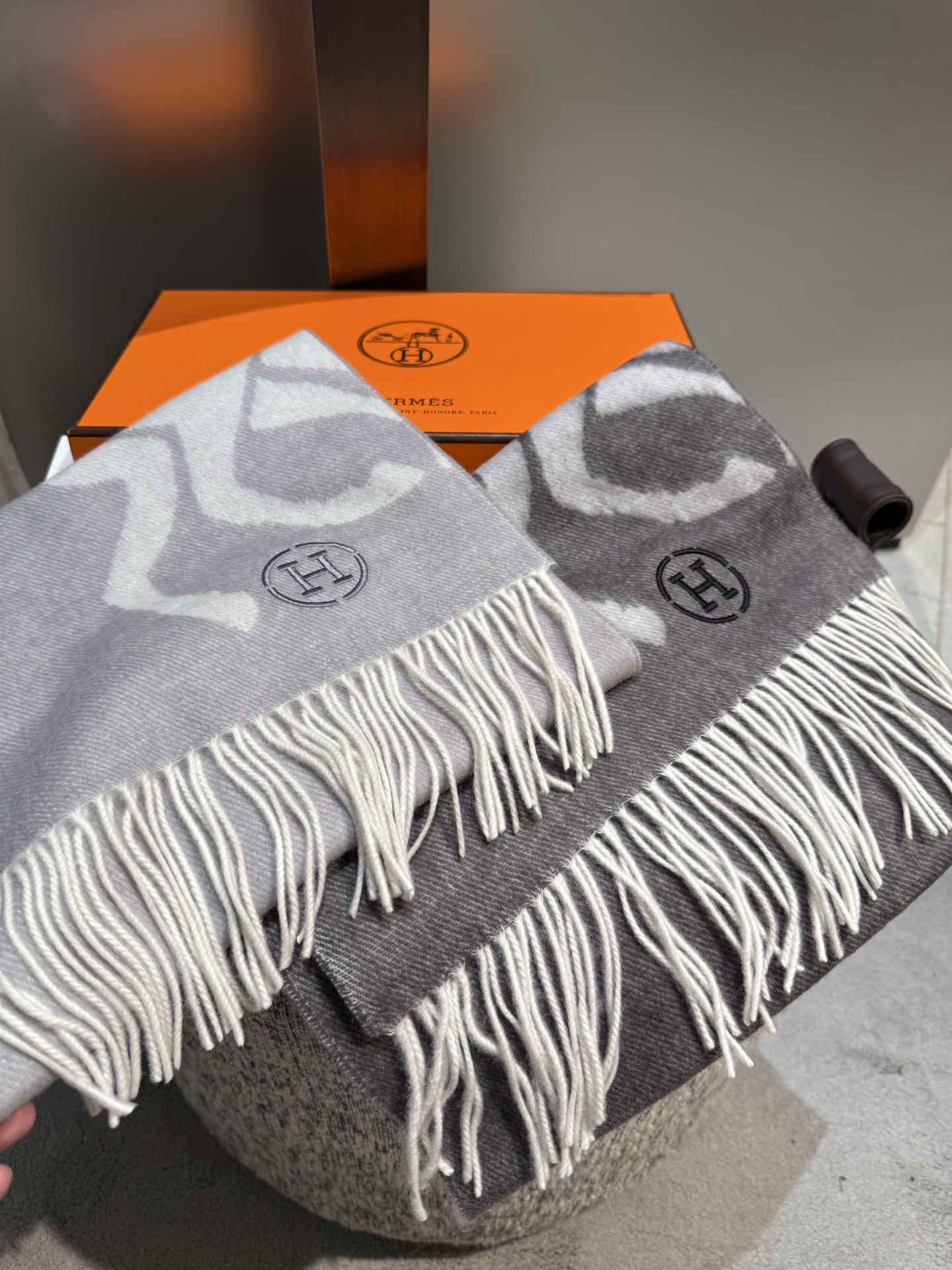 。Hermes · 爱马仕重磅推荐💥 100%羊毛材质。非常保暖👑 柔软亲肤，不扎脖😍经典双面设计，一条