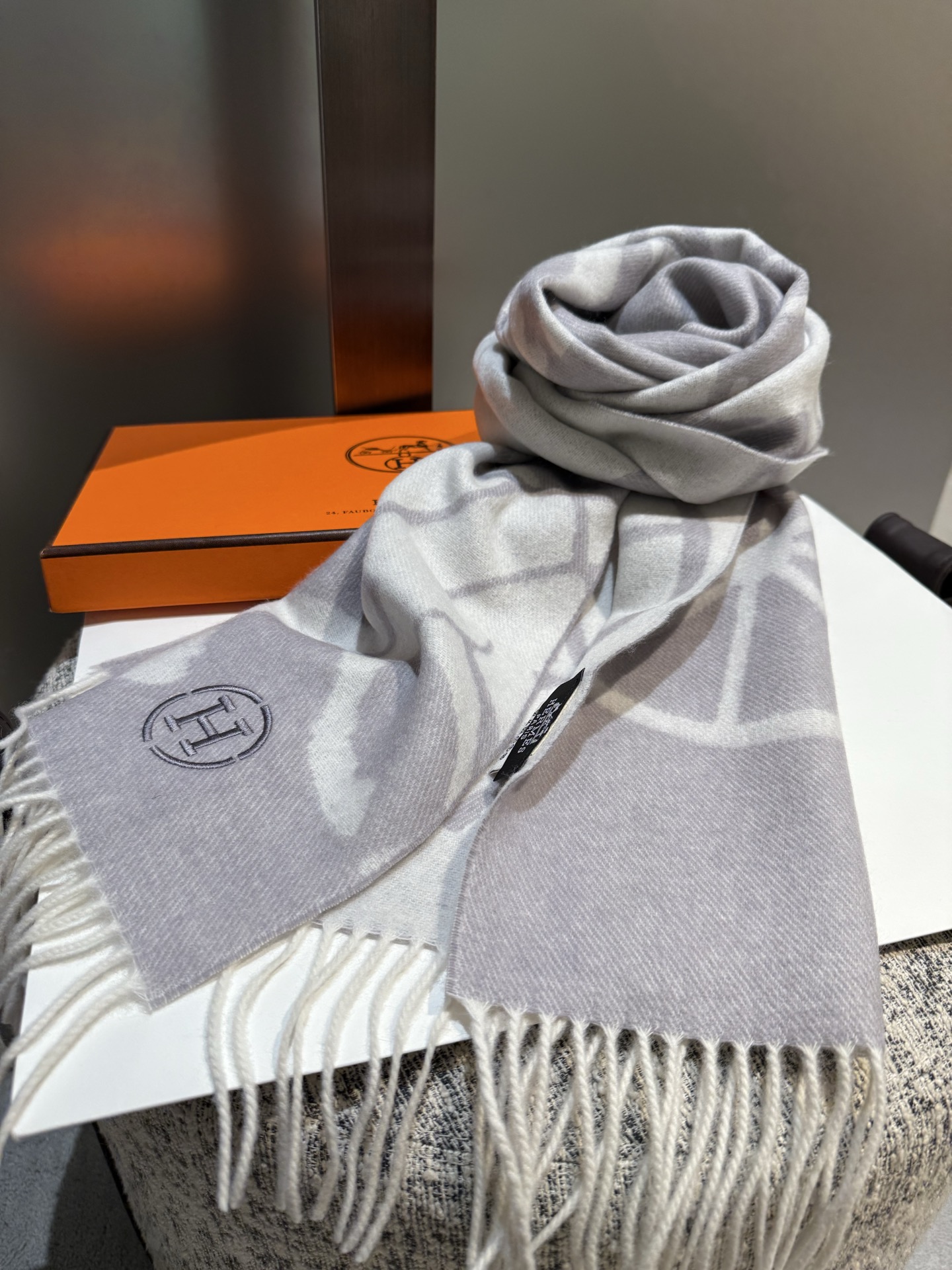 。Hermes · 爱马仕重磅推荐💥 100%羊毛材质。非常保暖👑 柔软亲肤，不扎脖😍经典双面设计，一条