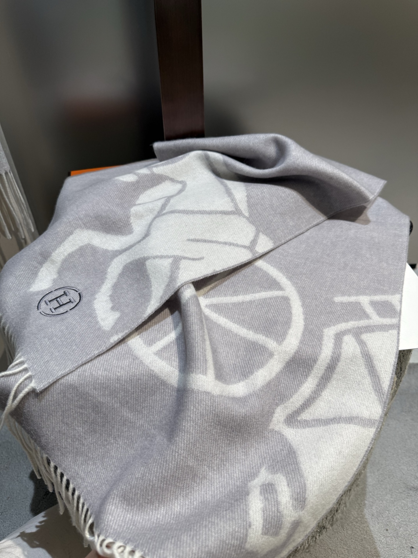 。Hermes · 爱马仕重磅推荐💥 100%羊毛材质。非常保暖👑 柔软亲肤，不扎脖😍经典双面设计，一条