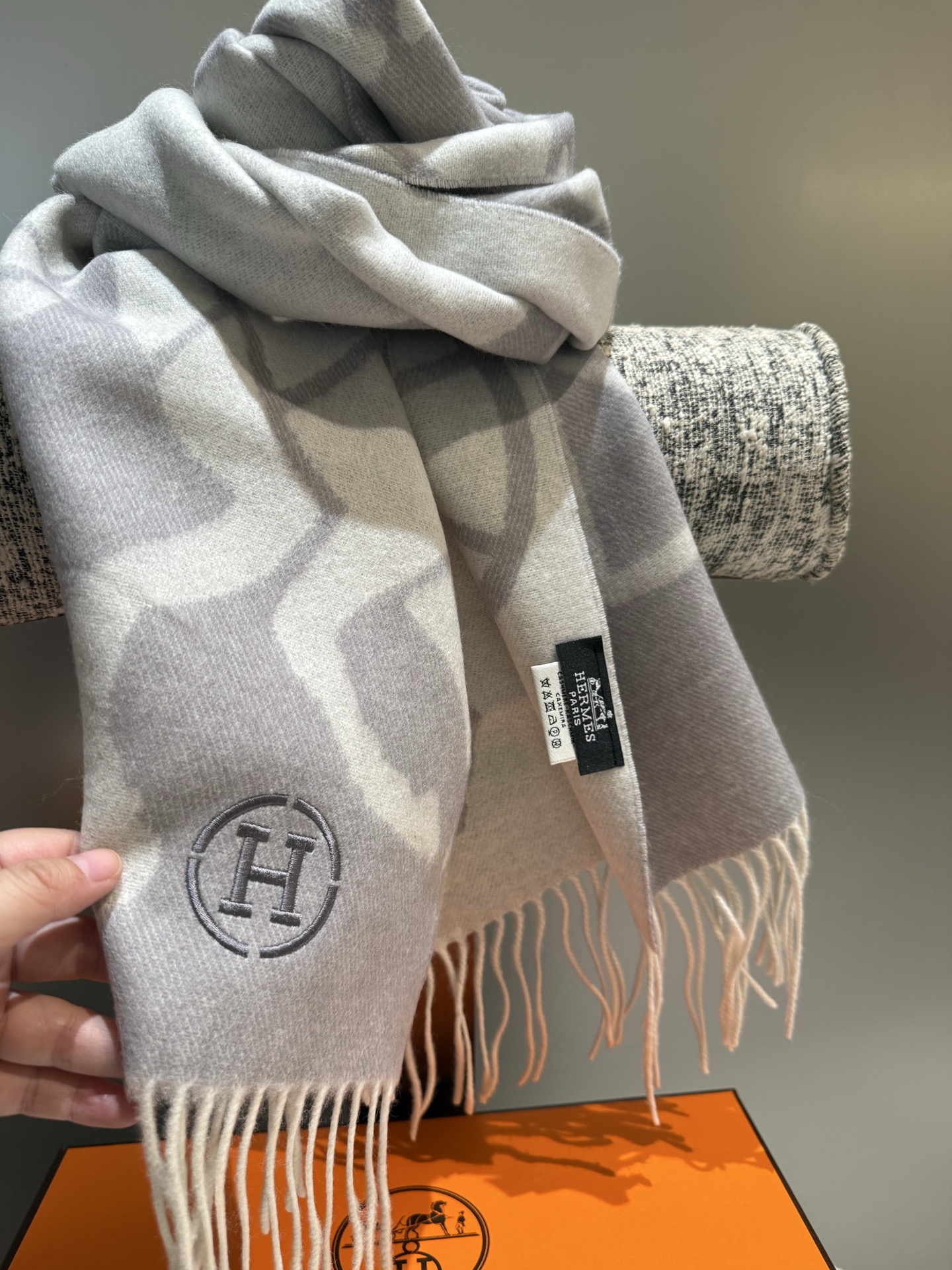 。Hermes · 爱马仕重磅推荐💥 100%羊毛材质。非常保暖👑 柔软亲肤，不扎脖😍经典双面设计，一条