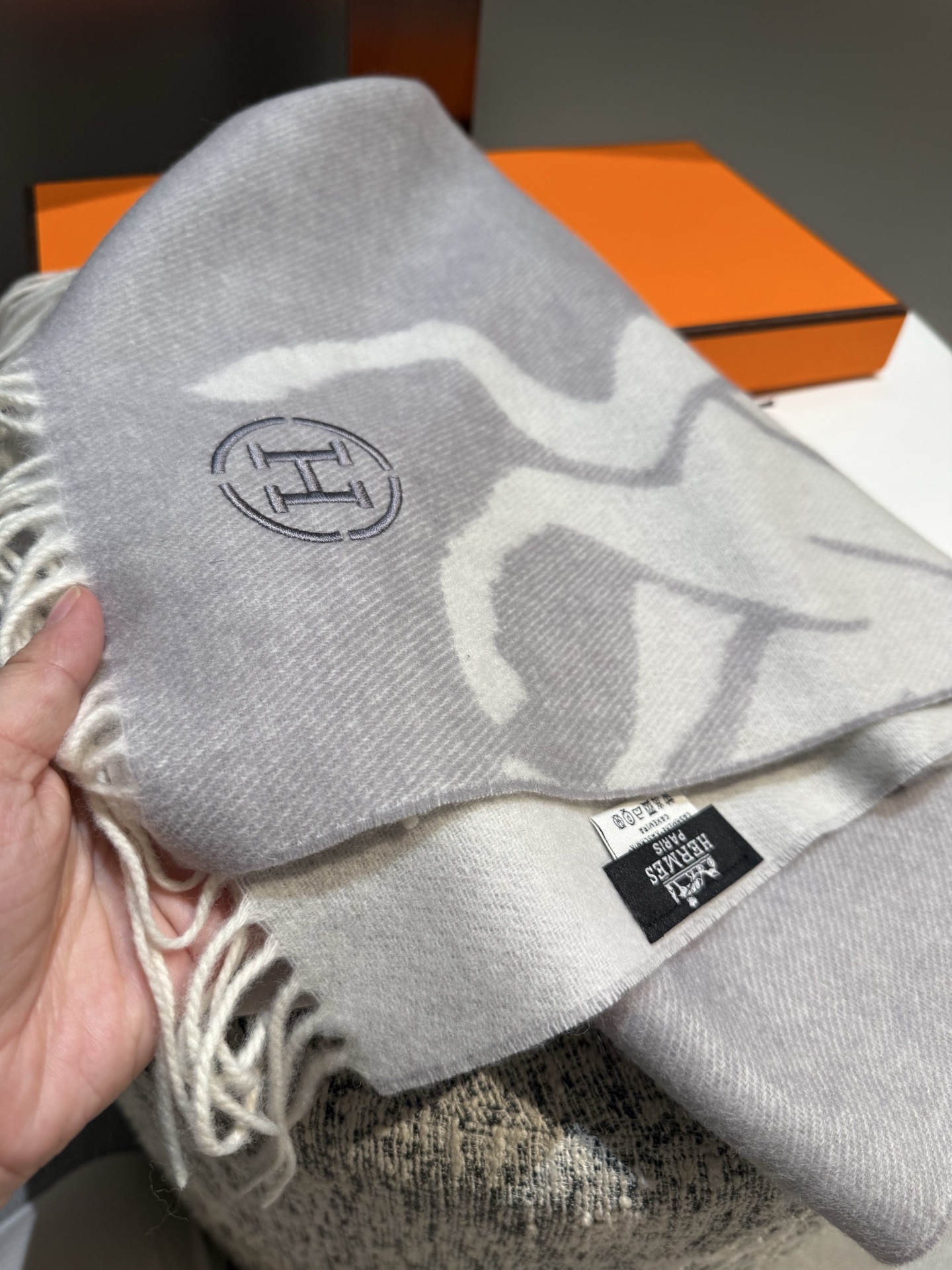 。Hermes · 爱马仕重磅推荐💥 100%羊毛材质。非常保暖👑 柔软亲肤，不扎脖😍经典双面设计，一条