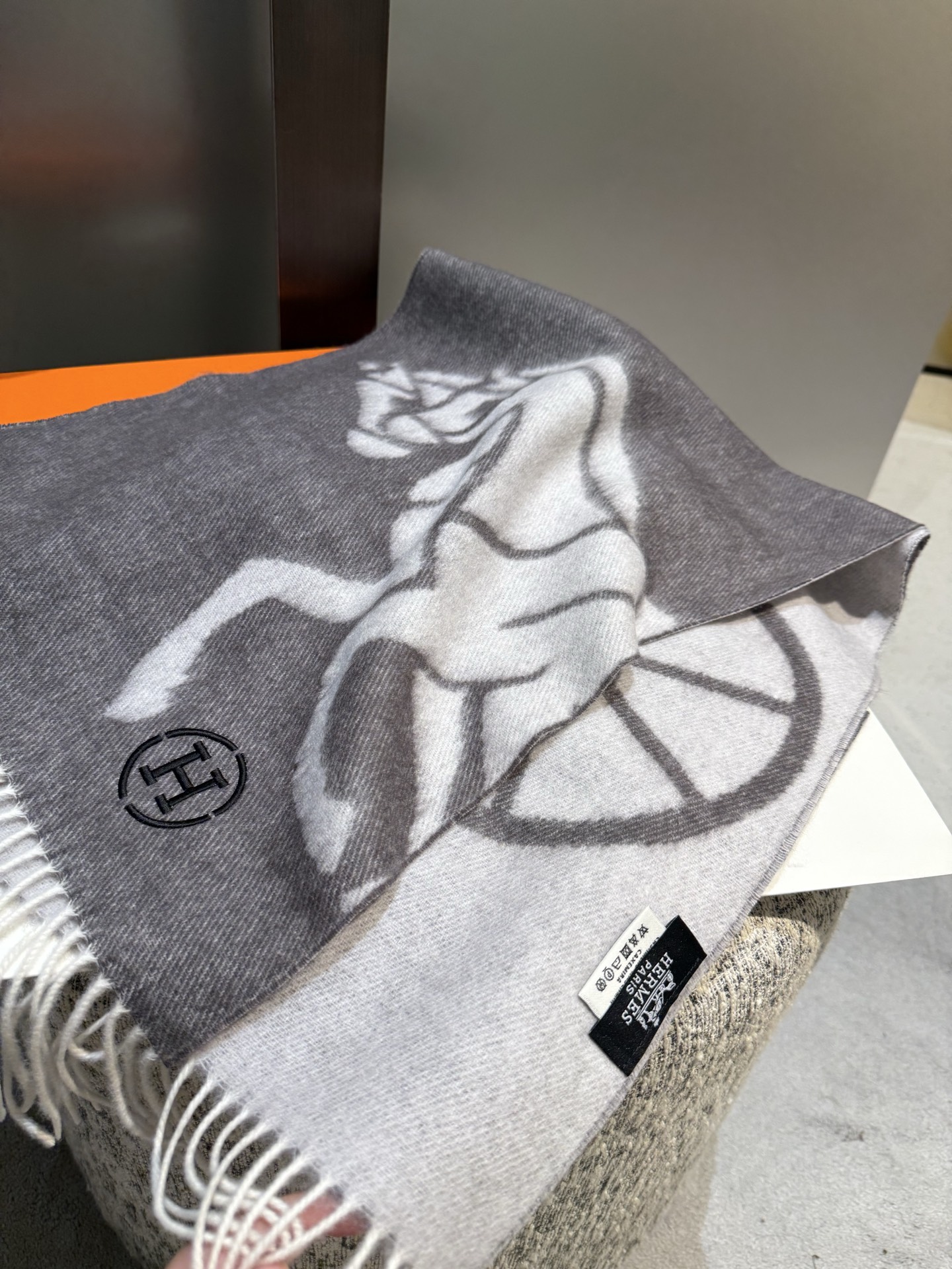 。Hermes · 爱马仕重磅推荐💥 100%羊毛材质。非常保暖👑 柔软亲肤，不扎脖😍经典双面设计，一条