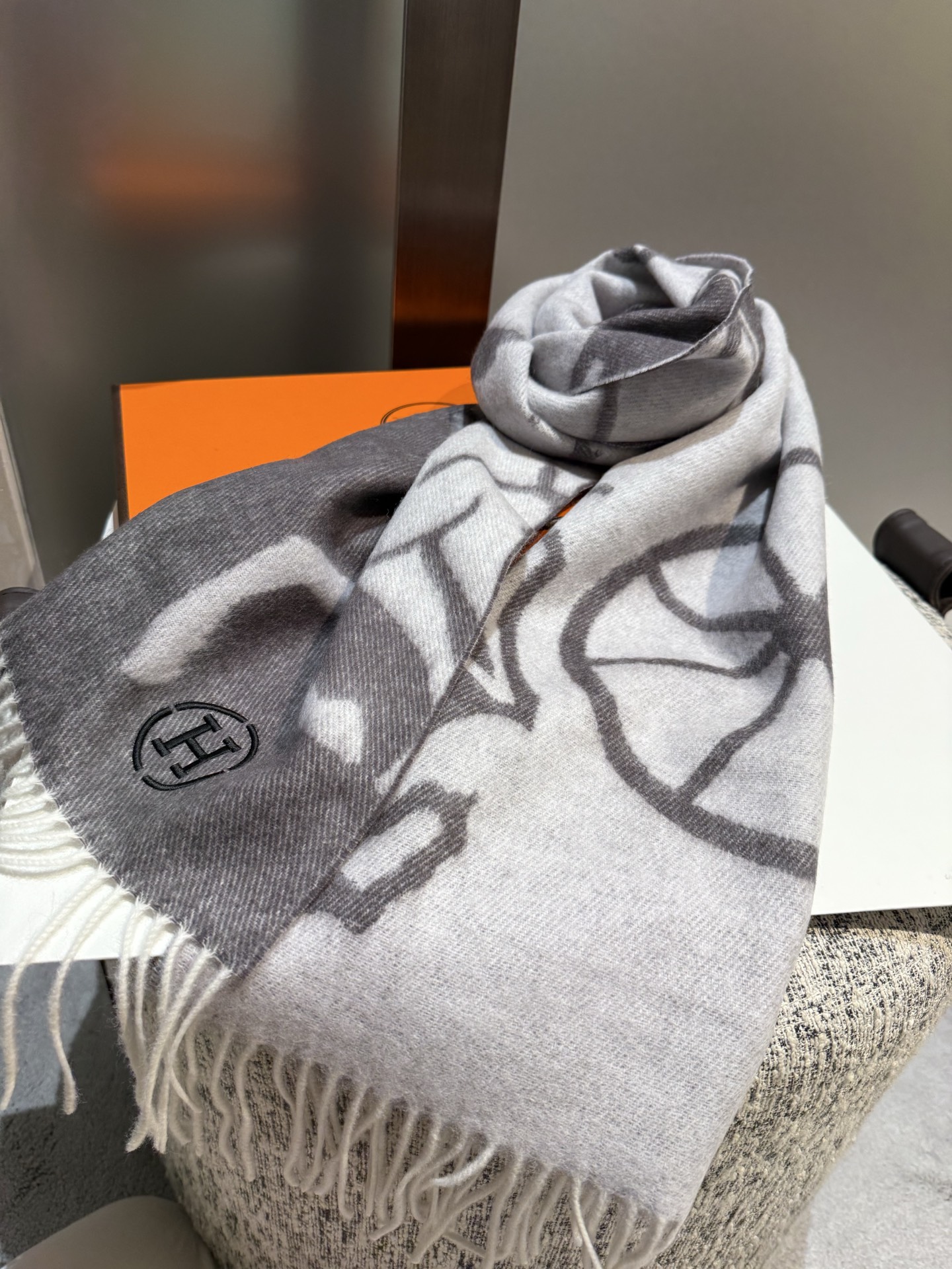 。Hermes · 爱马仕重磅推荐💥 100%羊毛材质。非常保暖👑 柔软亲肤，不扎脖😍经典双面设计，一条